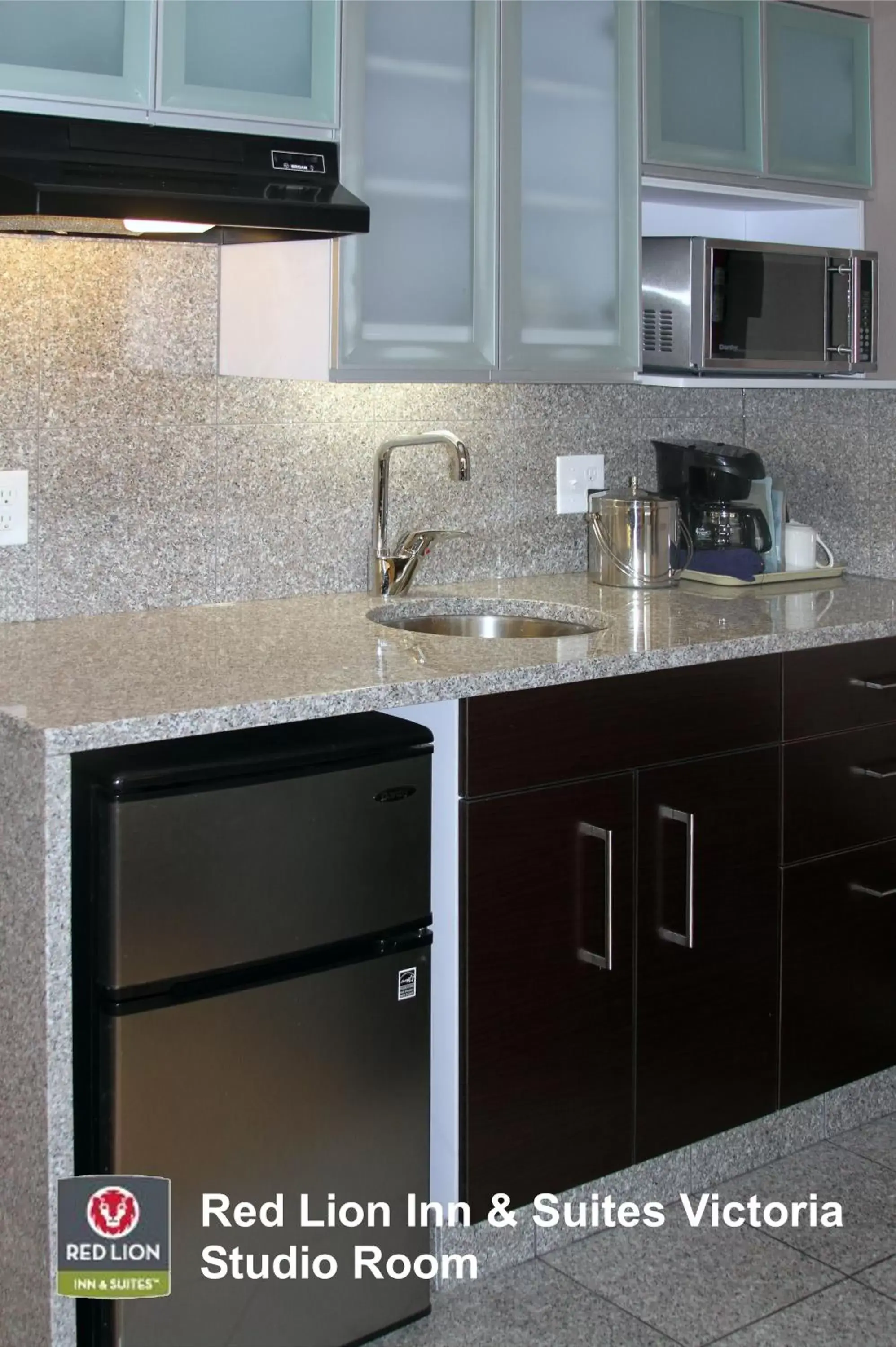 Kitchen or kitchenette, Kitchen/Kitchenette in Red Lion Inn and Suites Victoria