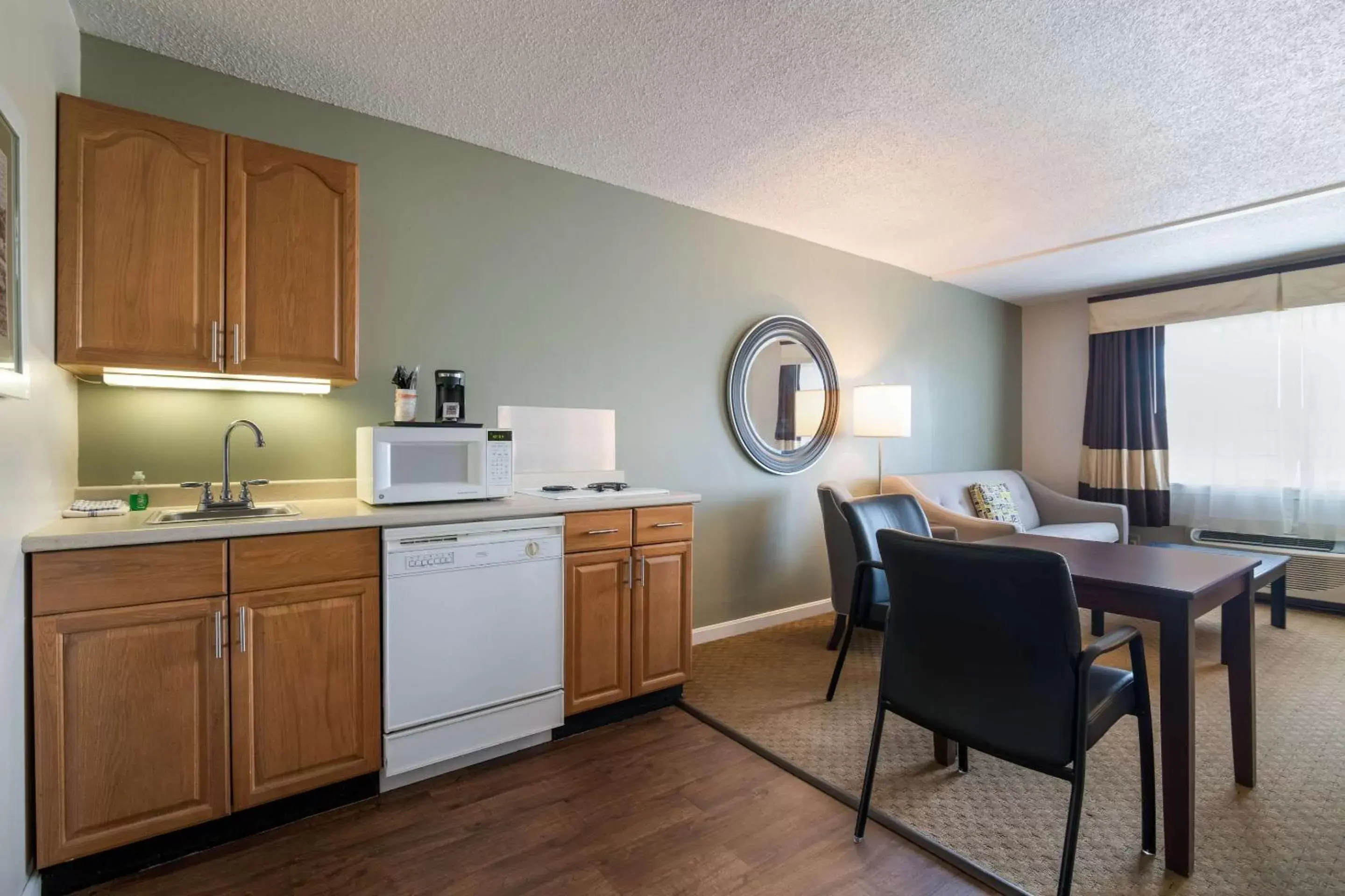Photo of the whole room, Kitchen/Kitchenette in Quality Inn & Suites