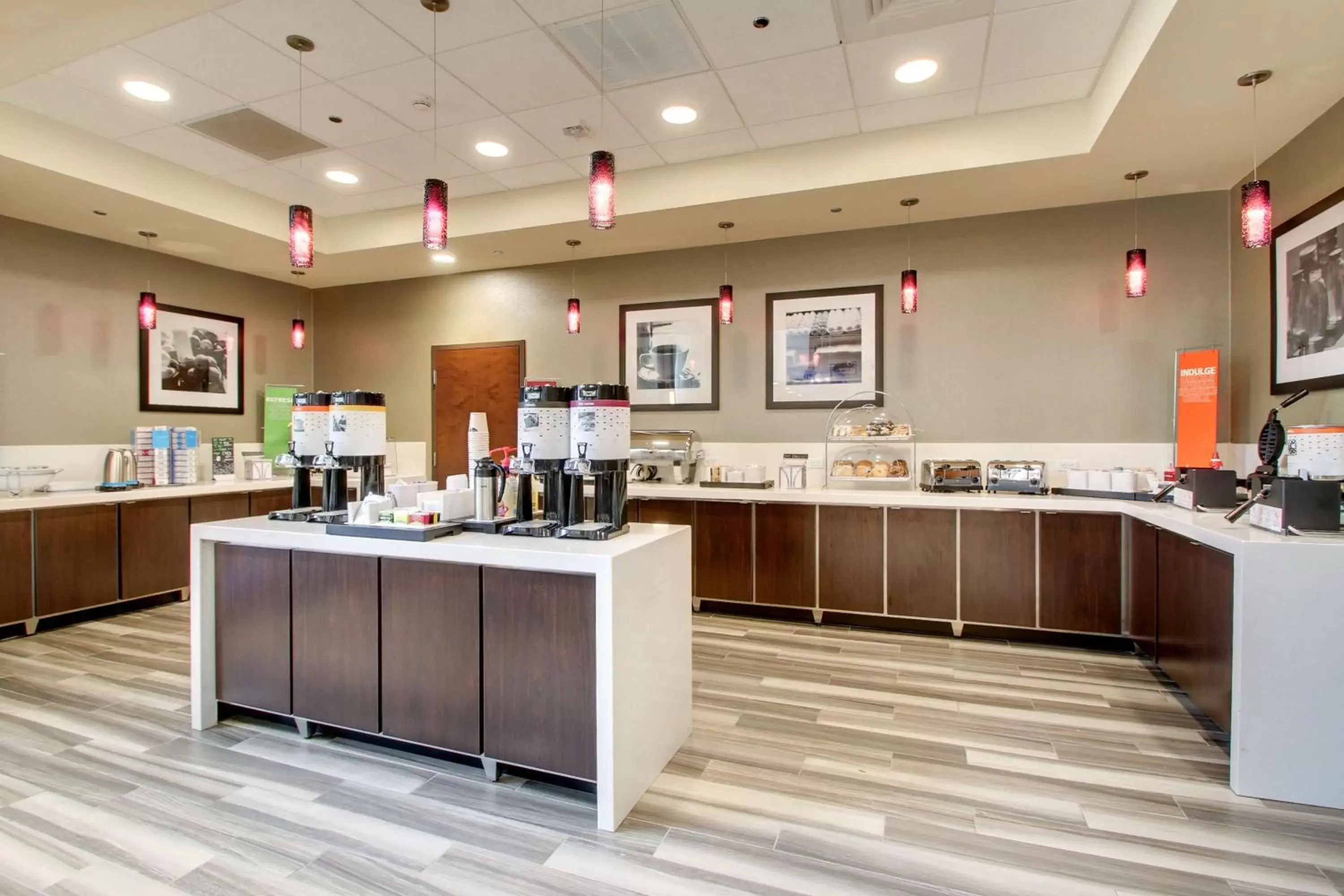 Dining area in Hampton Inn & Suites Greenville Airport