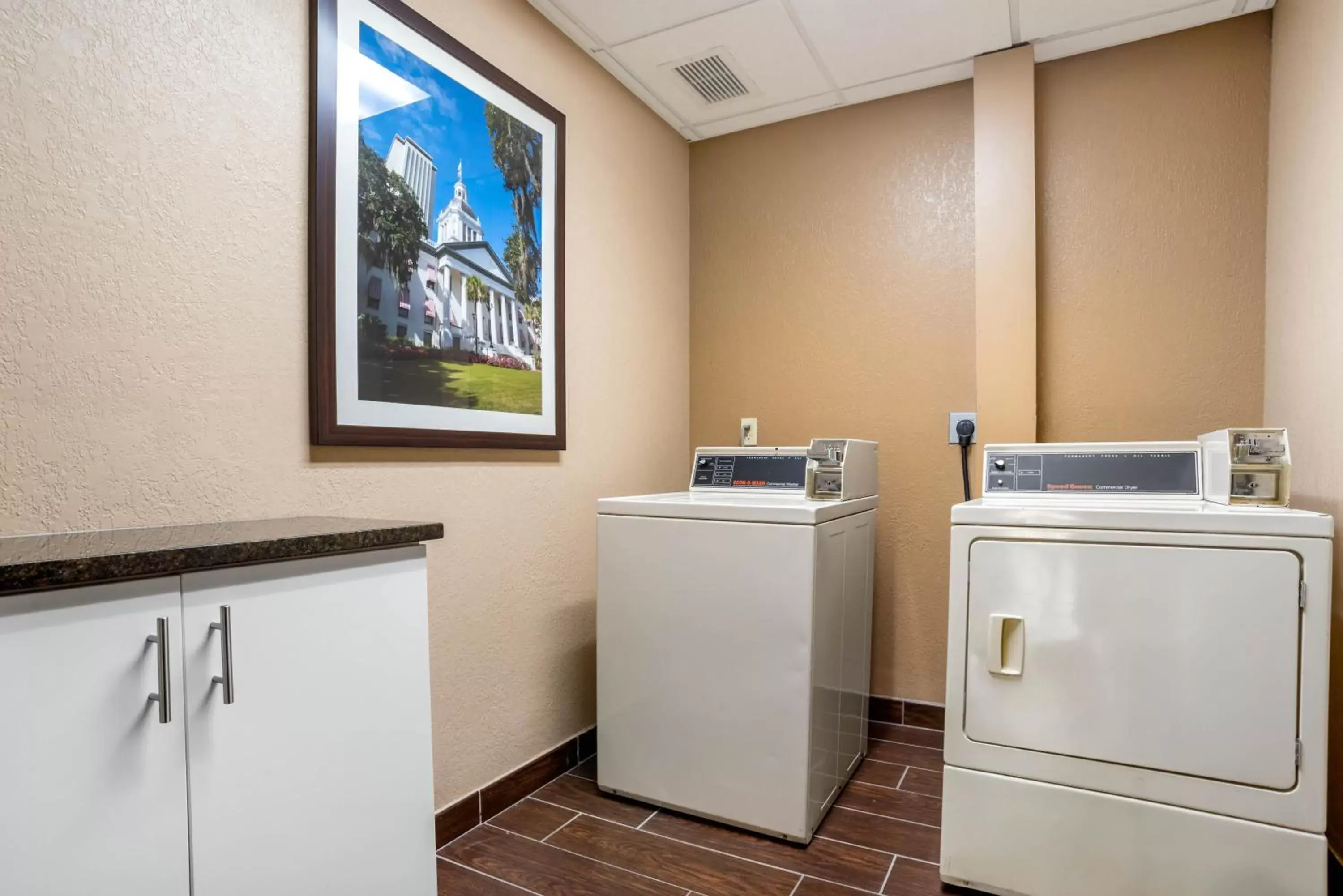 laundry, Kitchen/Kitchenette in Comfort Suites Tallahassee Downtown