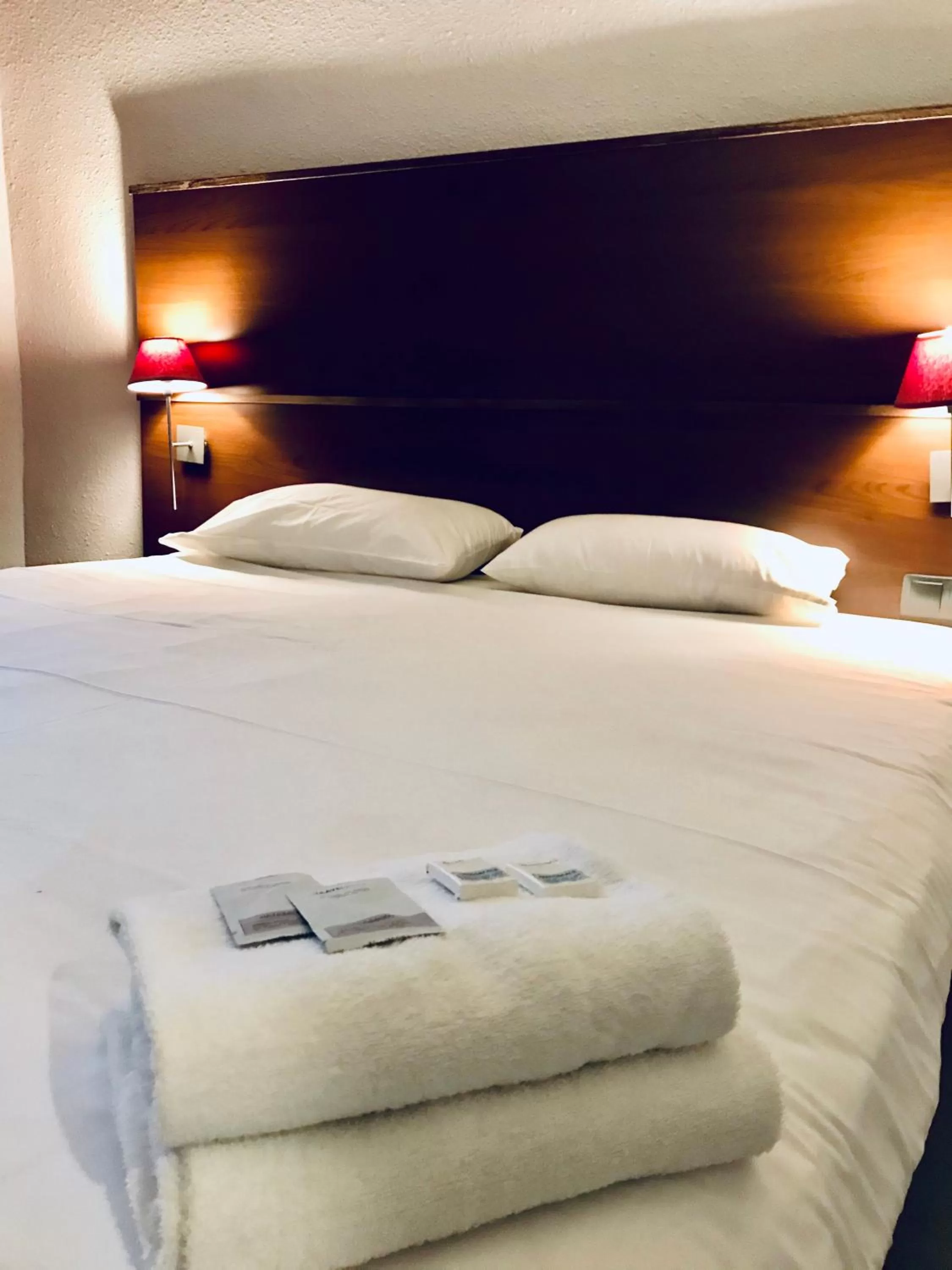 Bed in Hôtel des Ambassadeurs