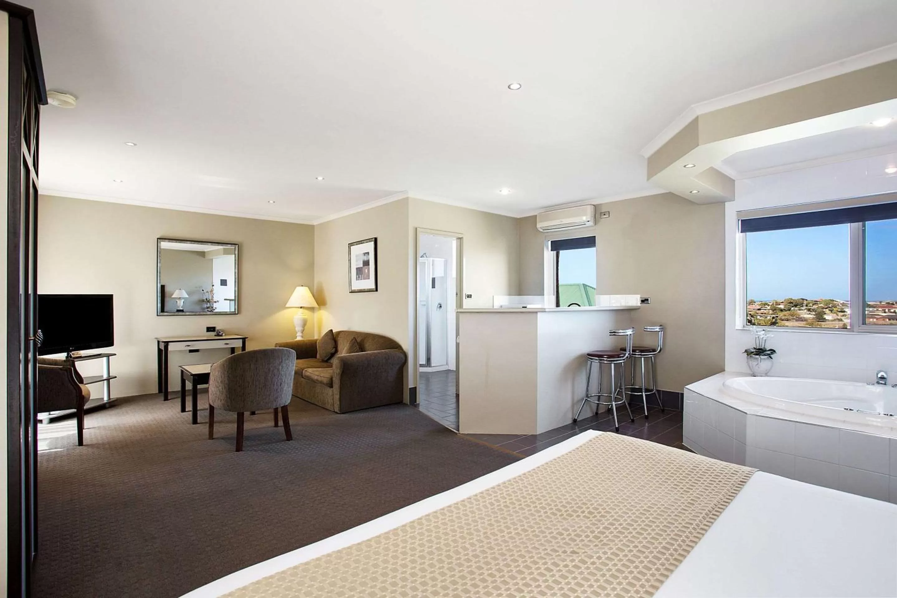 Photo of the whole room, Bed in Comfort Inn On Raglan