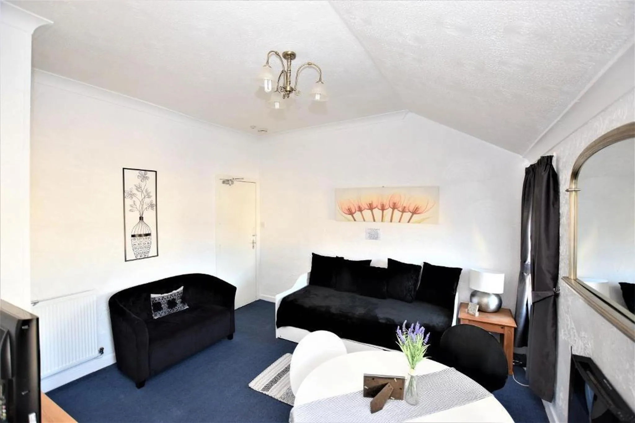 Living room, Bed in Bridle Lodge Apartments