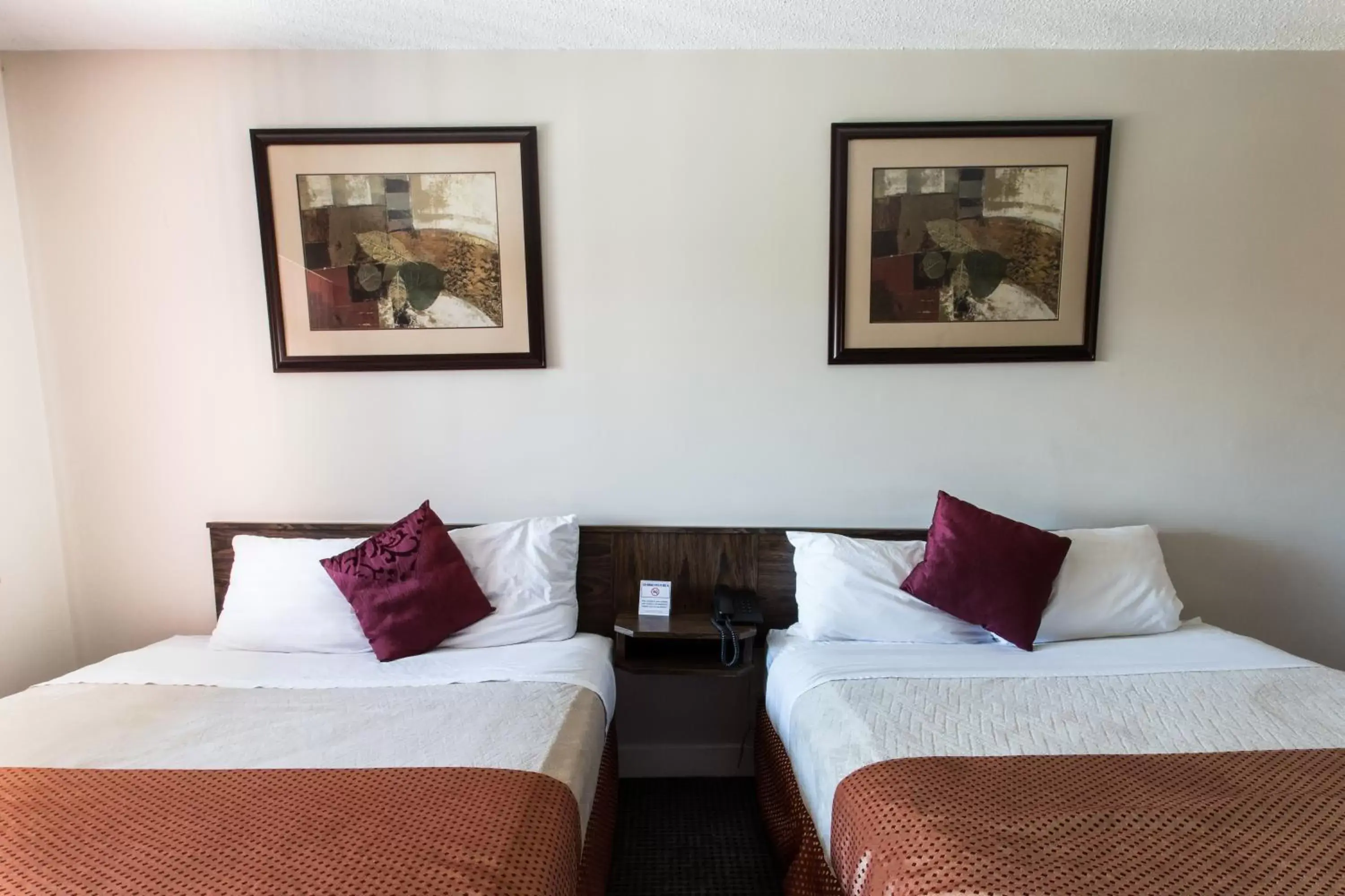 Bathroom, Bed in Grandview Motel