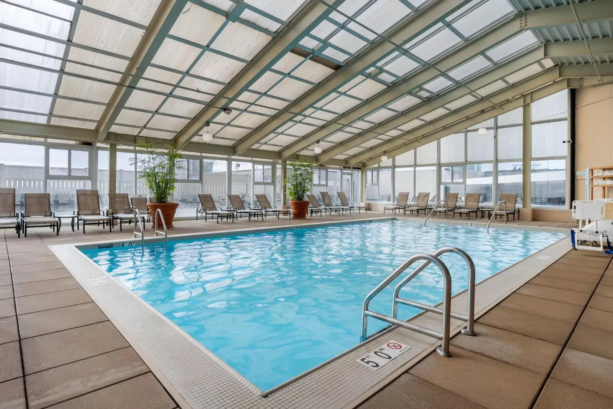 Swimming Pool in Omni Richmond Hotel