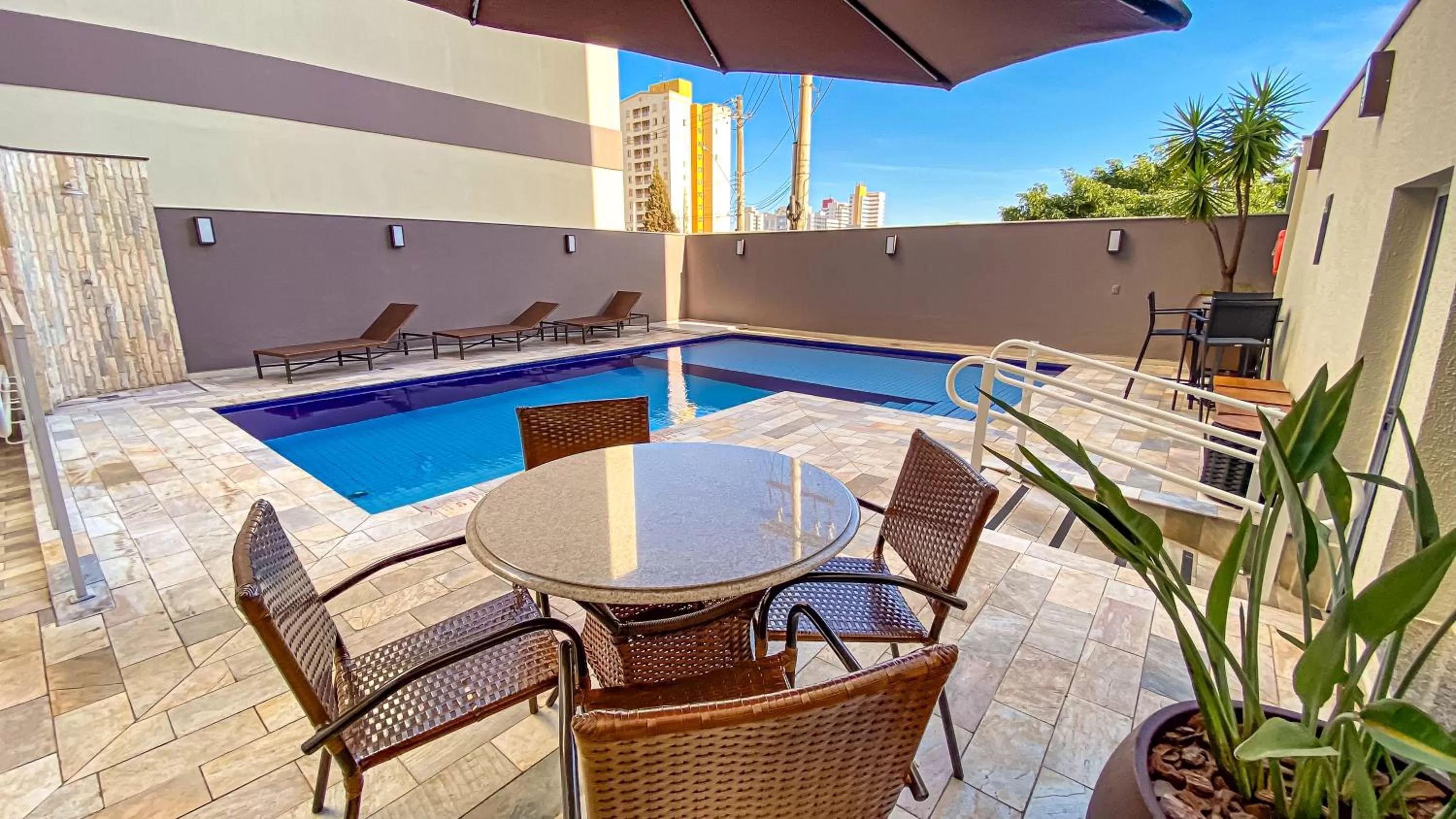 Swimming pool in Comfort Hotel Bauru