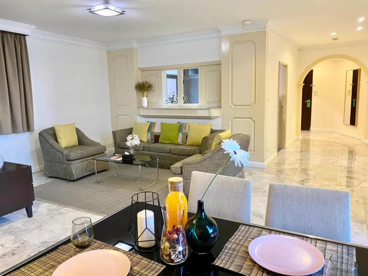 Living room in Asoke Residence Sukhumvit by UHG