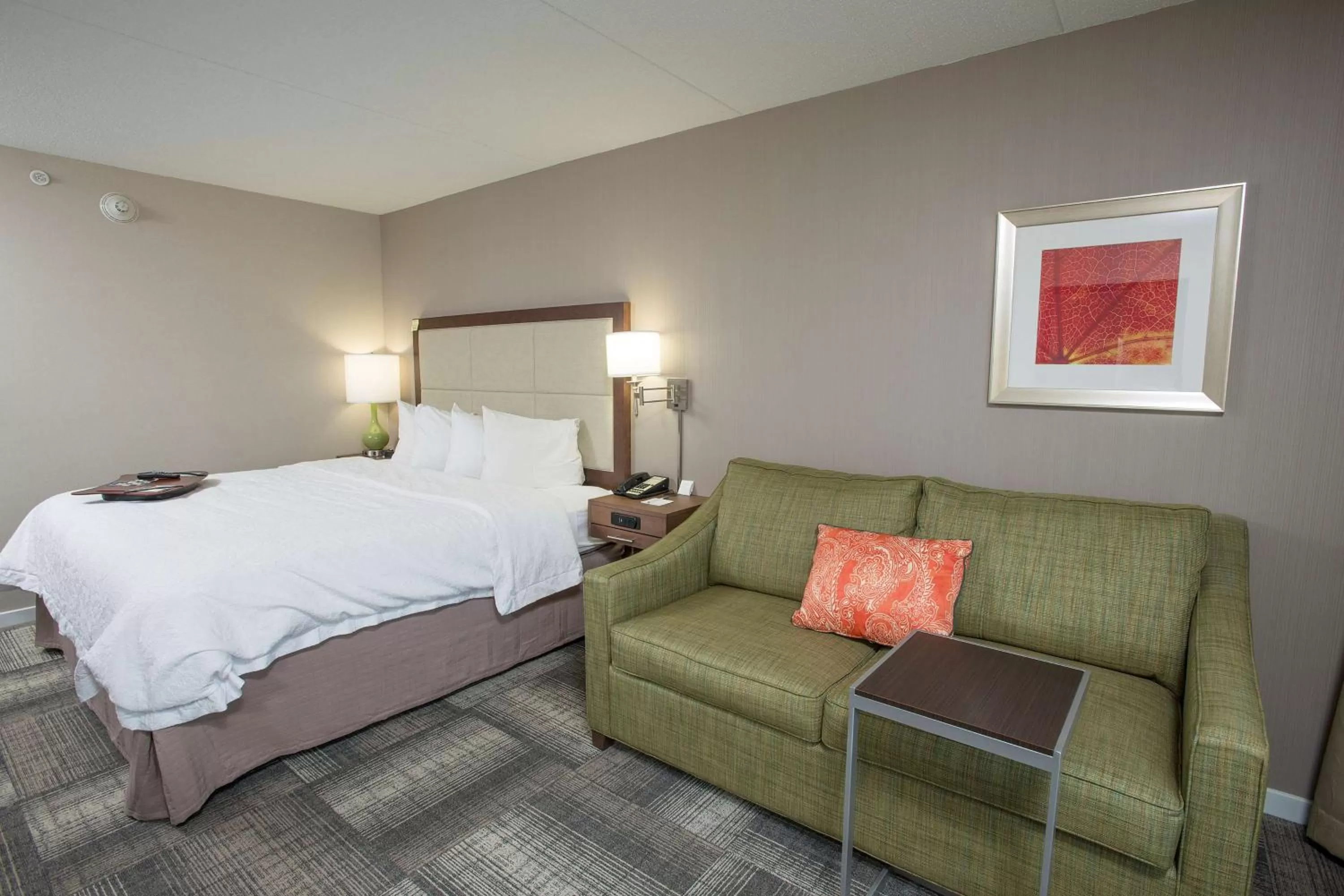 Bedroom, Bed in Hampton Inn & Suites Cincinnati-Union Centre