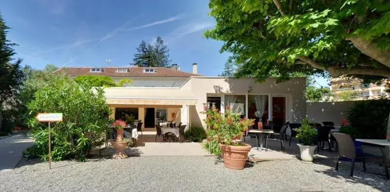 Facade/entrance, Property Building in Logis Le Printemps Hôtel Restaurant - Montélimar