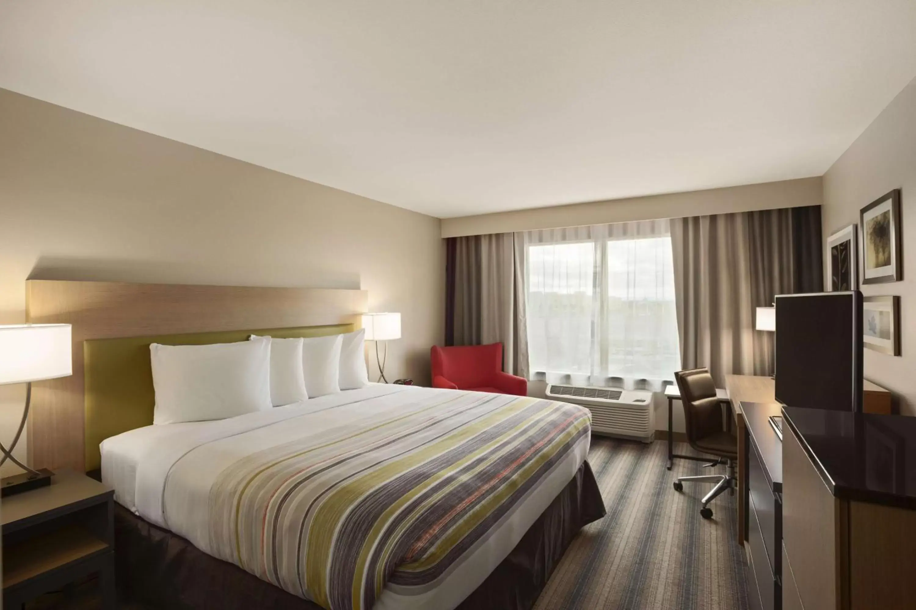 Bedroom in Country Inn & Suites by Radisson, Charlottesville-UVA, VA