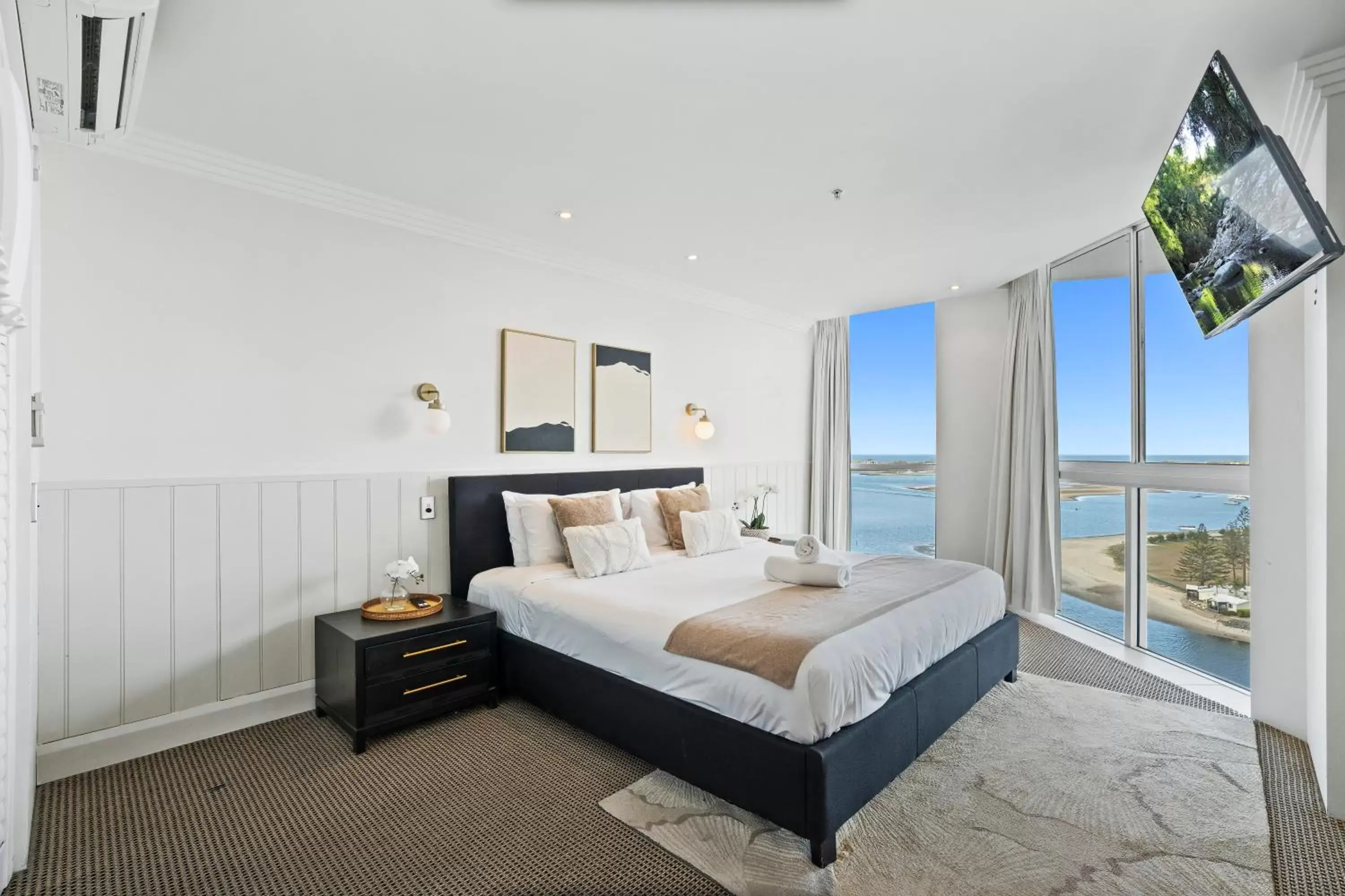 Bedroom in Crystal Bay On The Broadwater