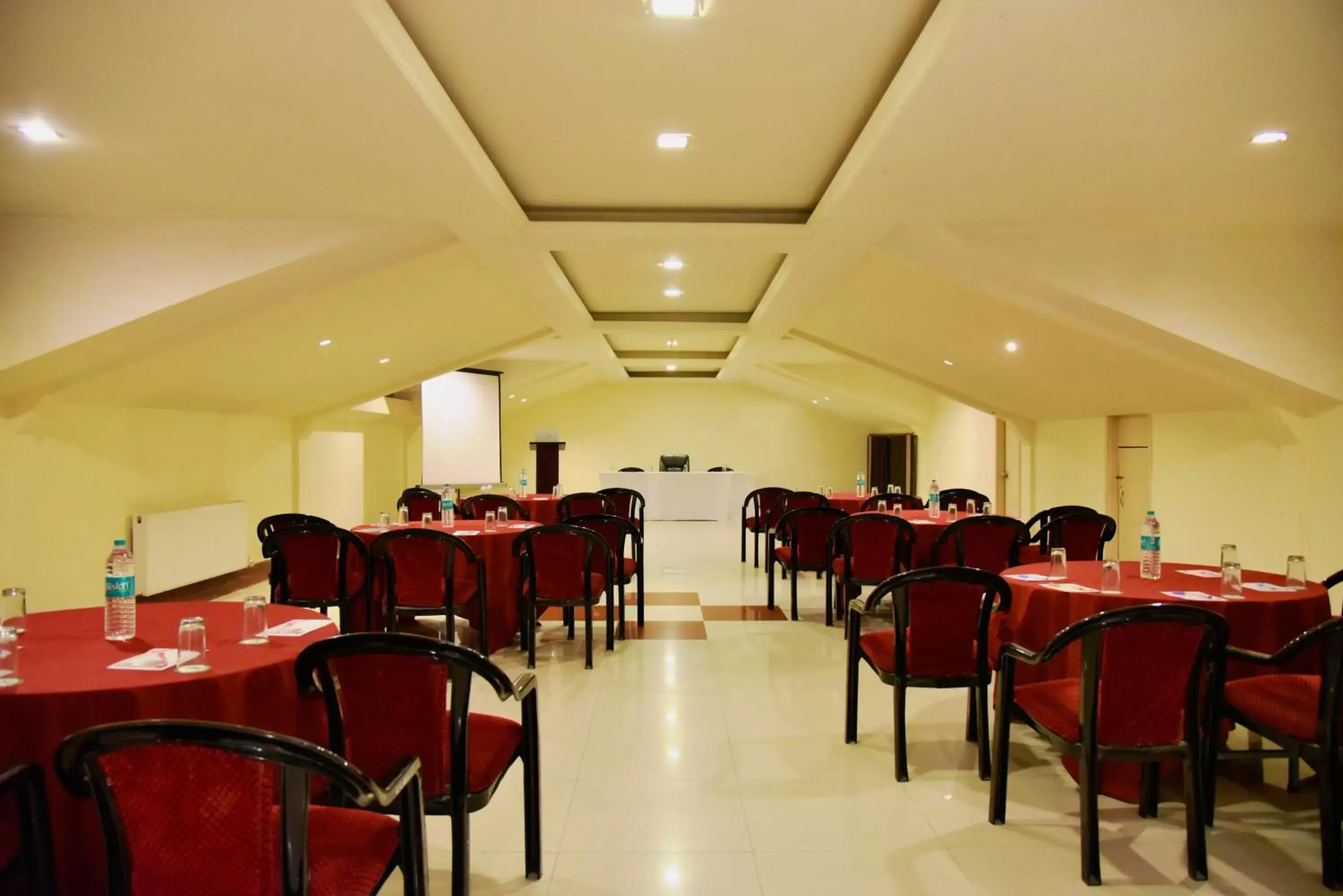 Business facilities, Restaurant/Places to Eat in Indraprastha Resort, Dalhousie