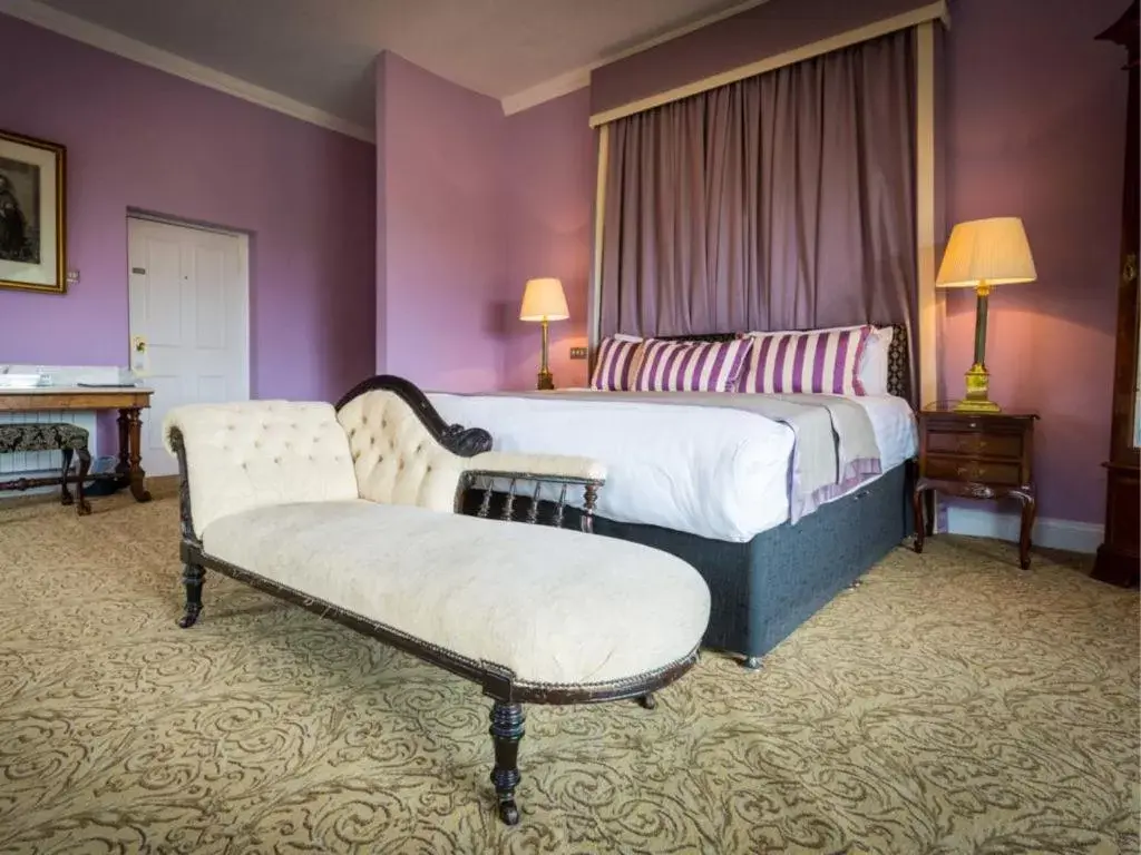 Bed in Castle Oaks House Hotel