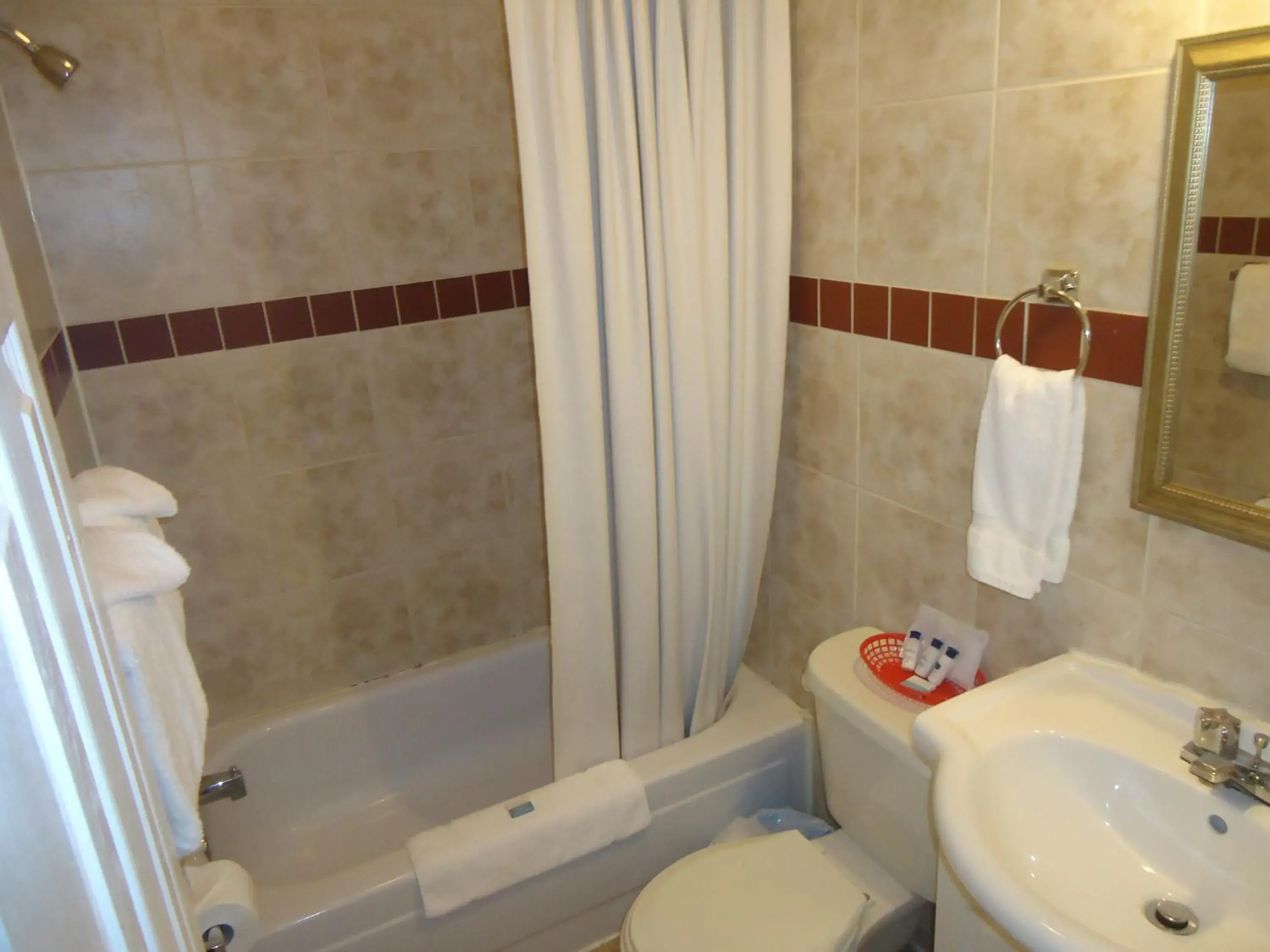 Bathroom in Bayside Inn & Waterfront Suites