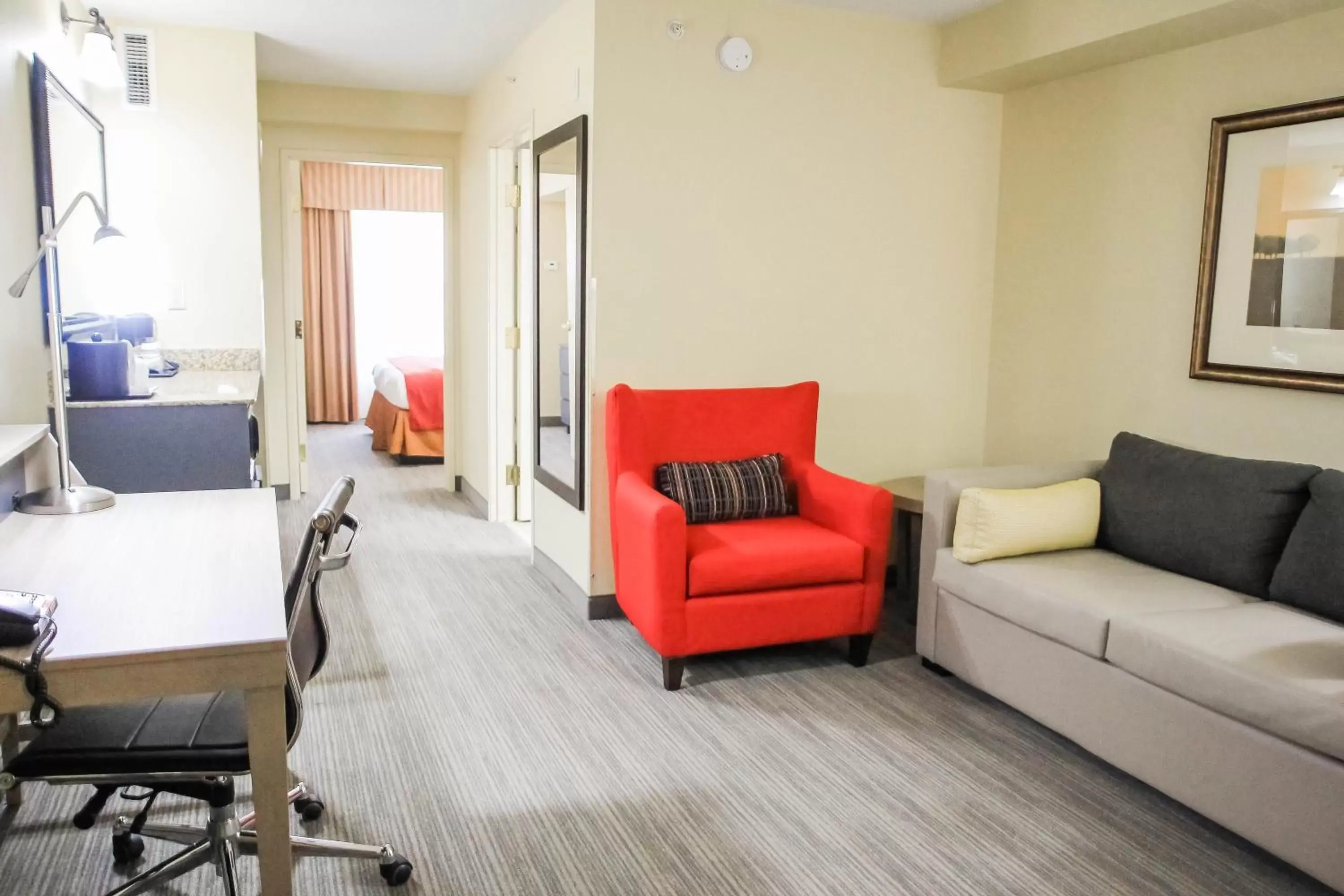 Photo of the whole room, Seating Area in Country Inn & Suites by Radisson, Chester, VA