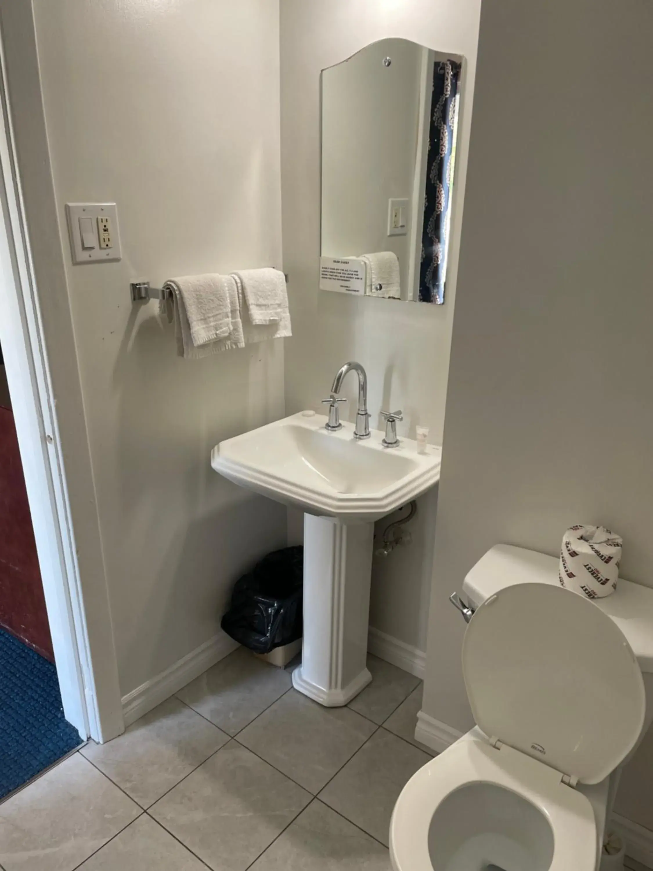 Bathroom in Nites Inn Motel
