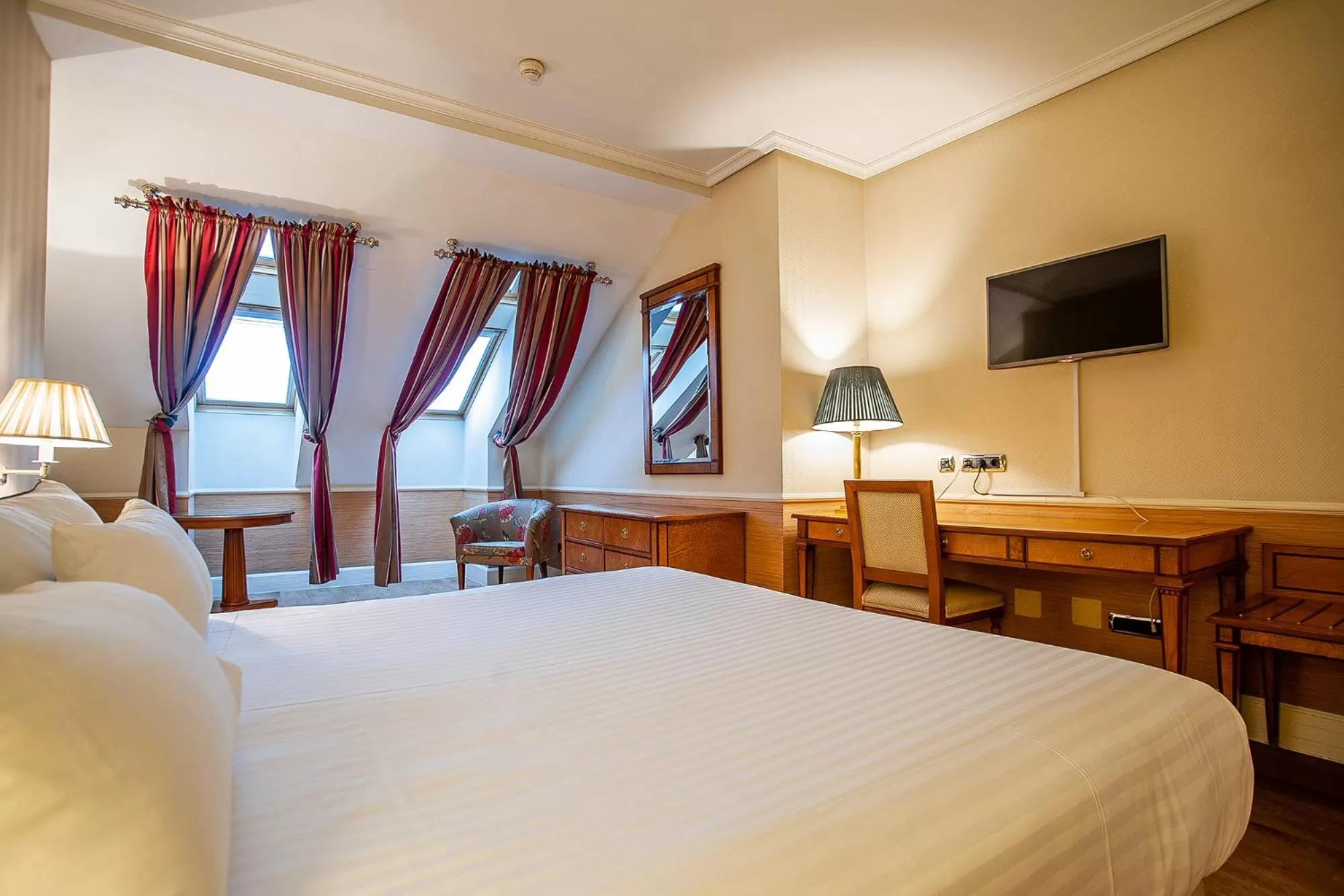 Photo of the whole room, Bed in Valladolid Recoletos