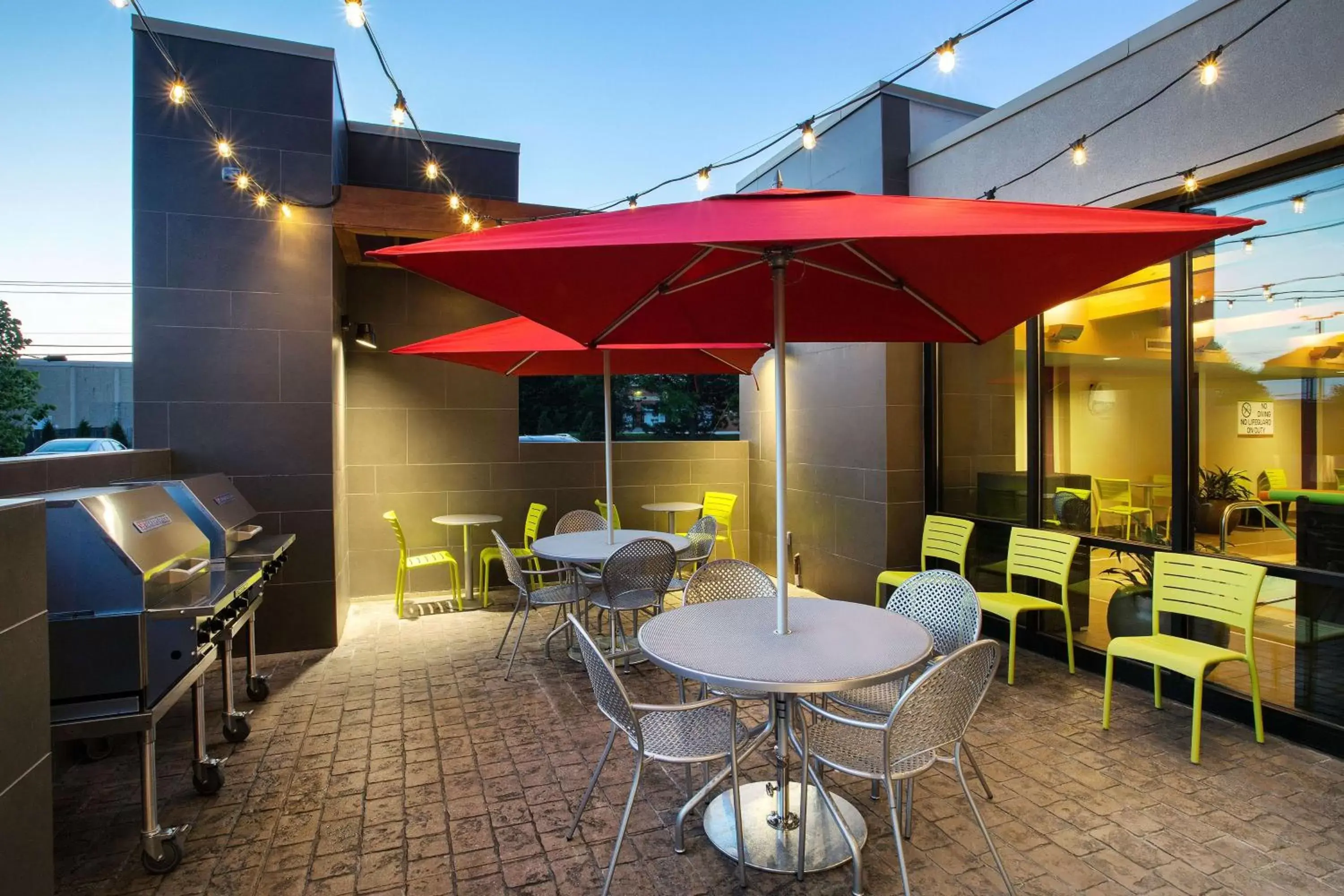 Patio, Restaurant/Places to Eat in Home2 Suites By Hilton Chicago Schaumburg