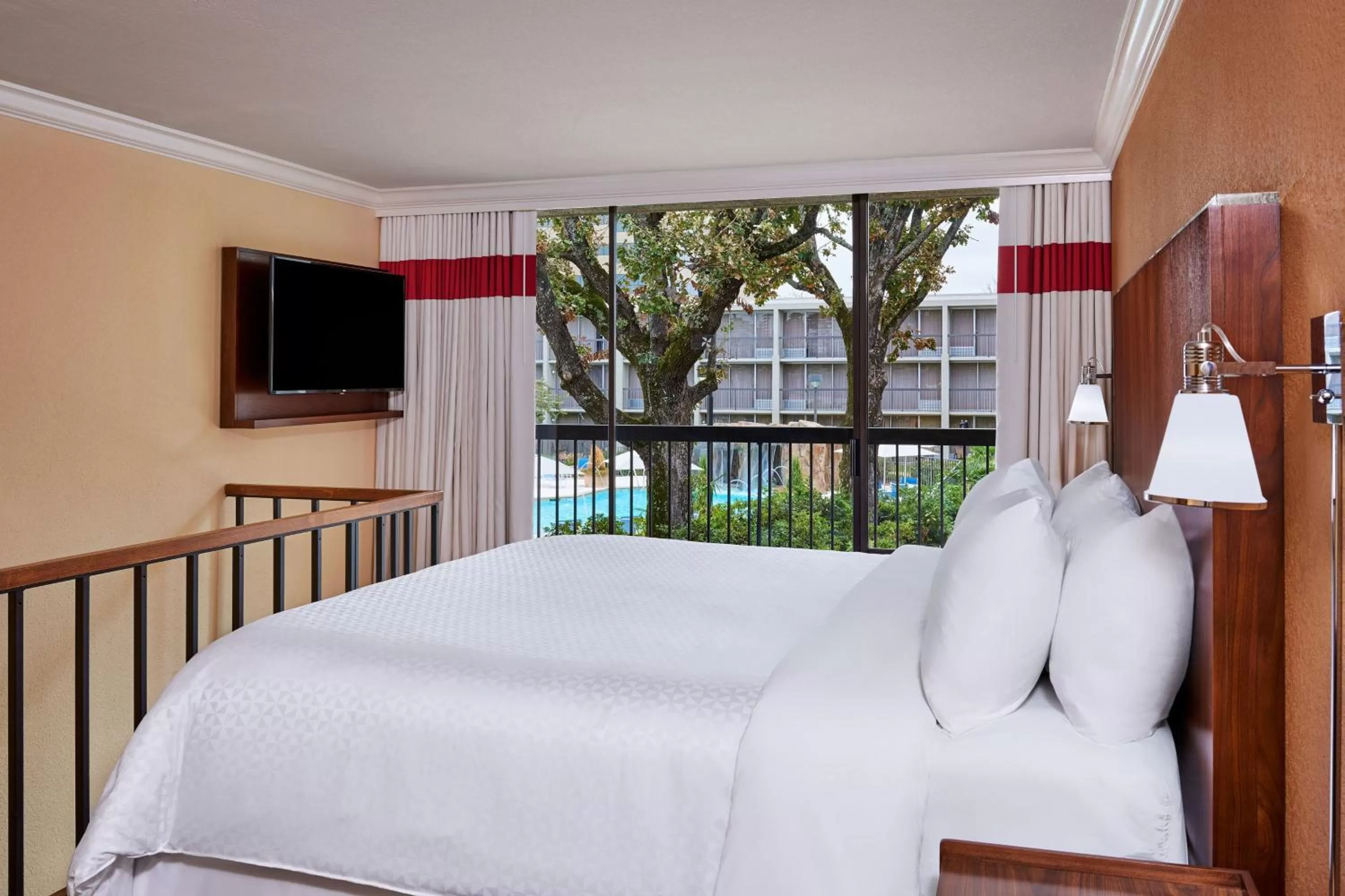 Photo of the whole room, Bed in Four Points by Sheraton Little Rock Midtown