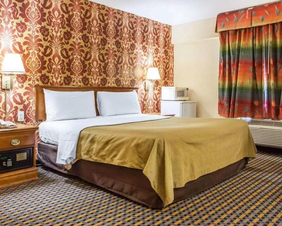 Bed in Days Inn by Wyndham Jersey City
