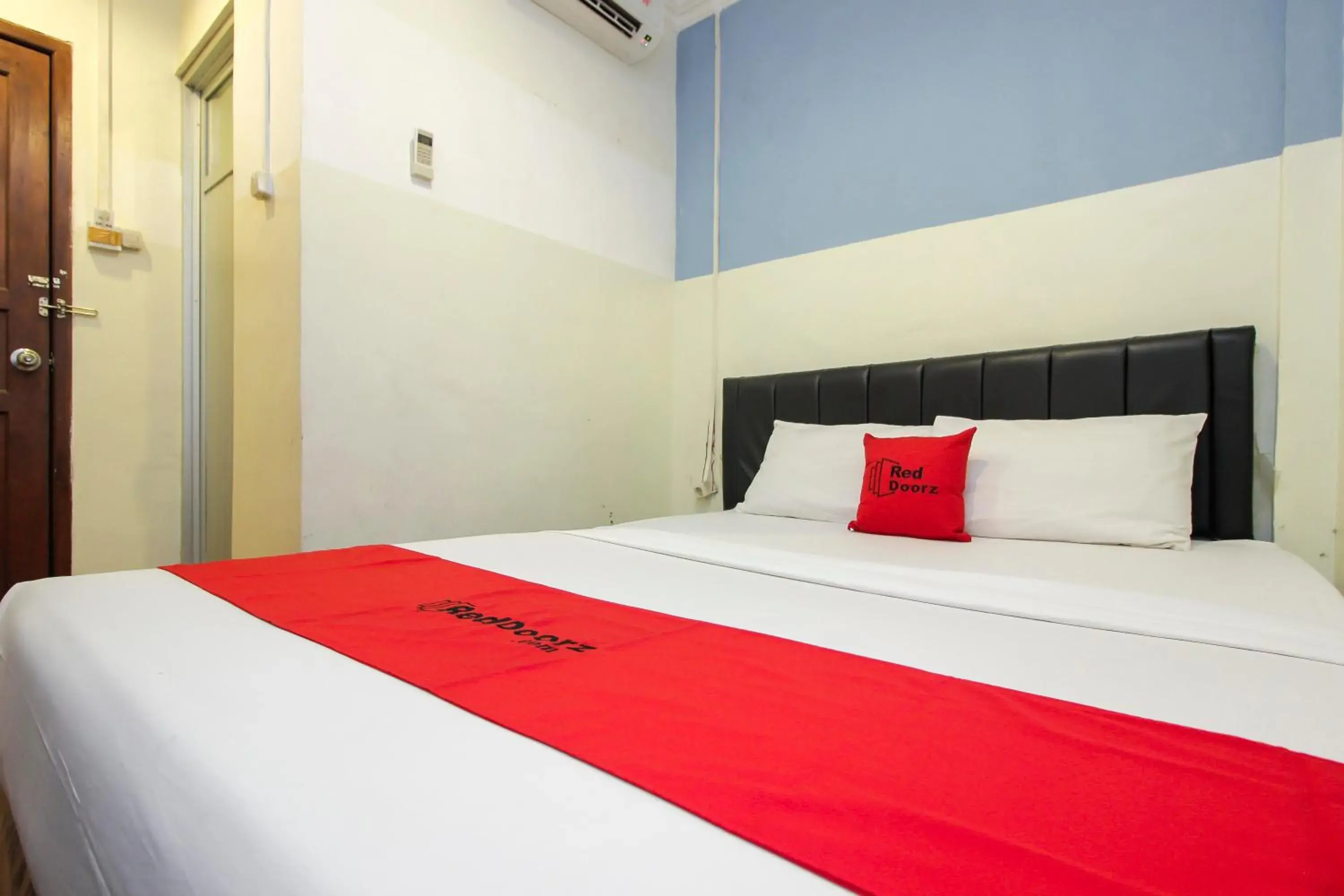 Bedroom, Bed in RedDoorz near Bethesda Manado