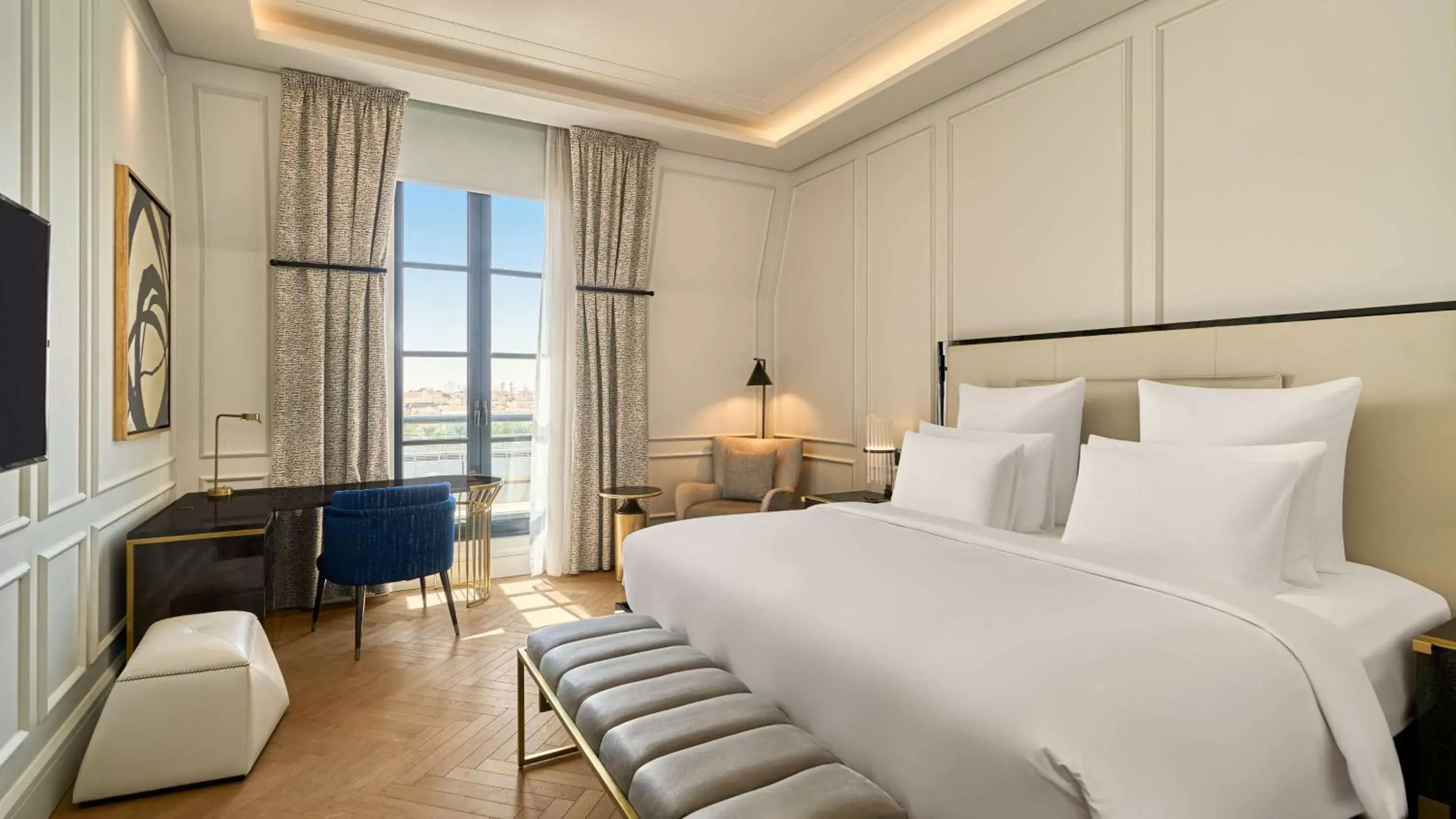 Bedroom, Bed in Mansard Riyadh, a Radisson Collection Hotel