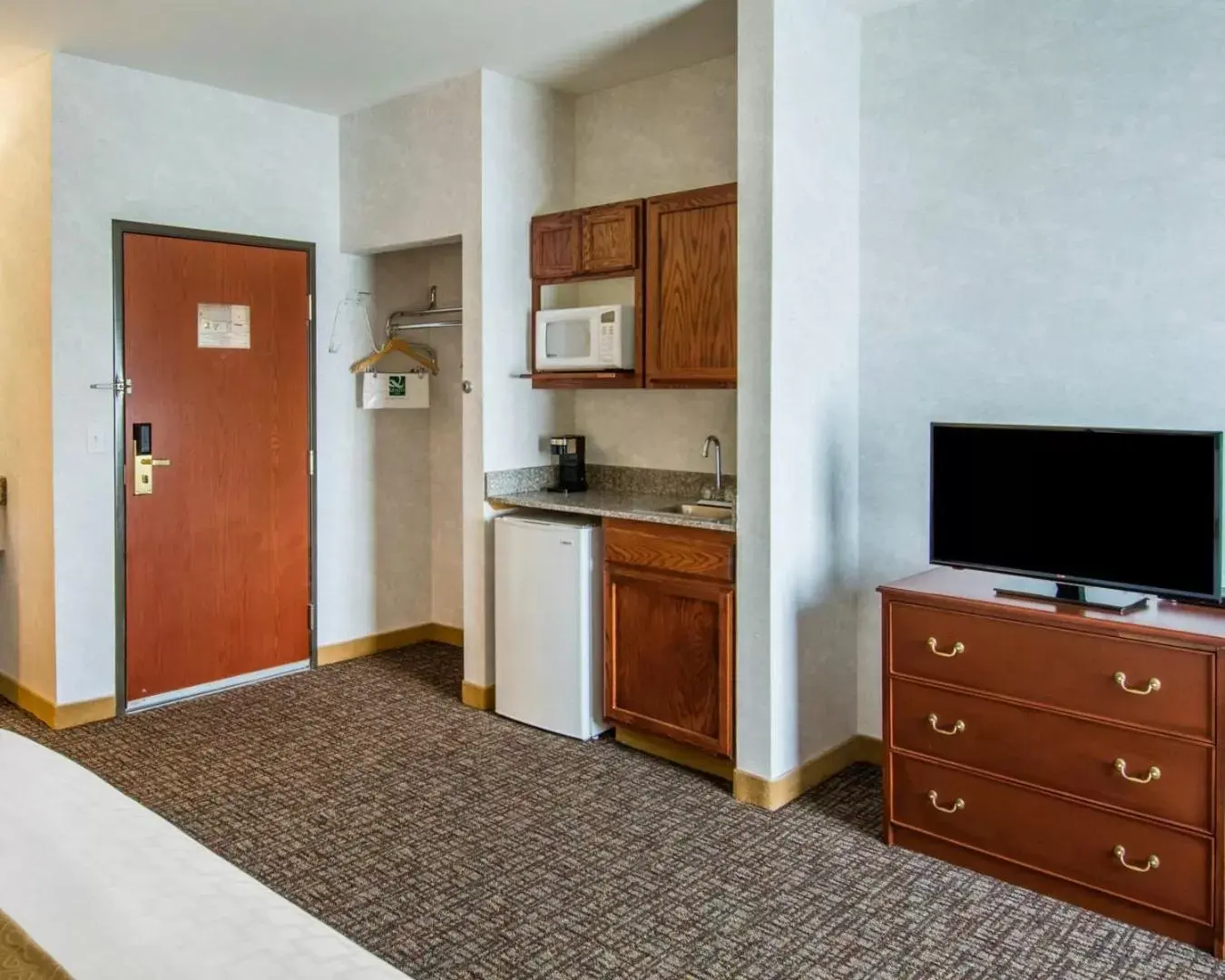 King Room with Whirlpool Bath - Accessible/Non-Smoking in Quality Inn & Suites of Liberty Lake