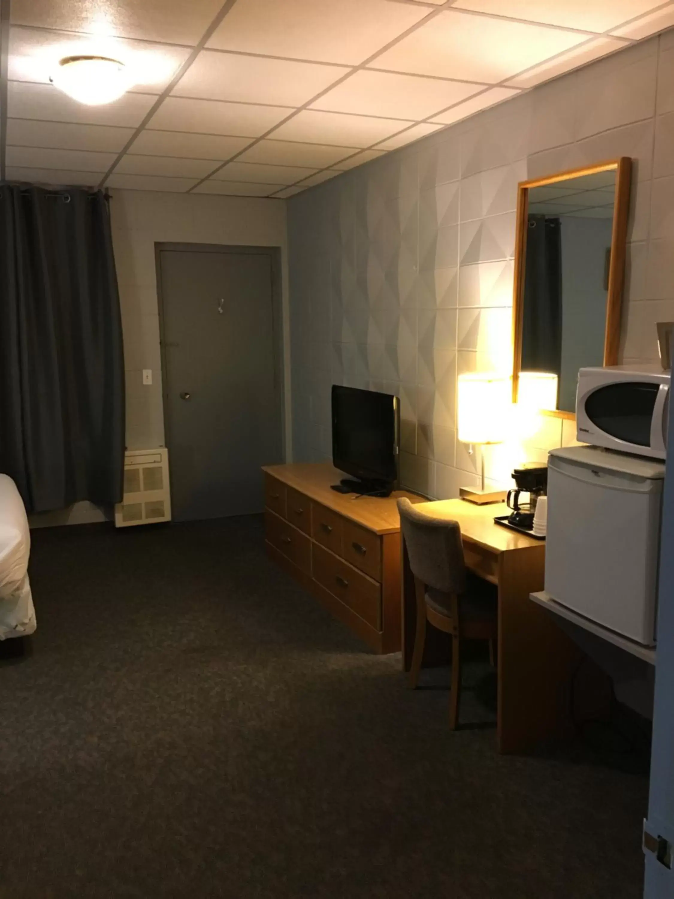 Photo of the whole room, TV/Entertainment Center in Altona Hotel
