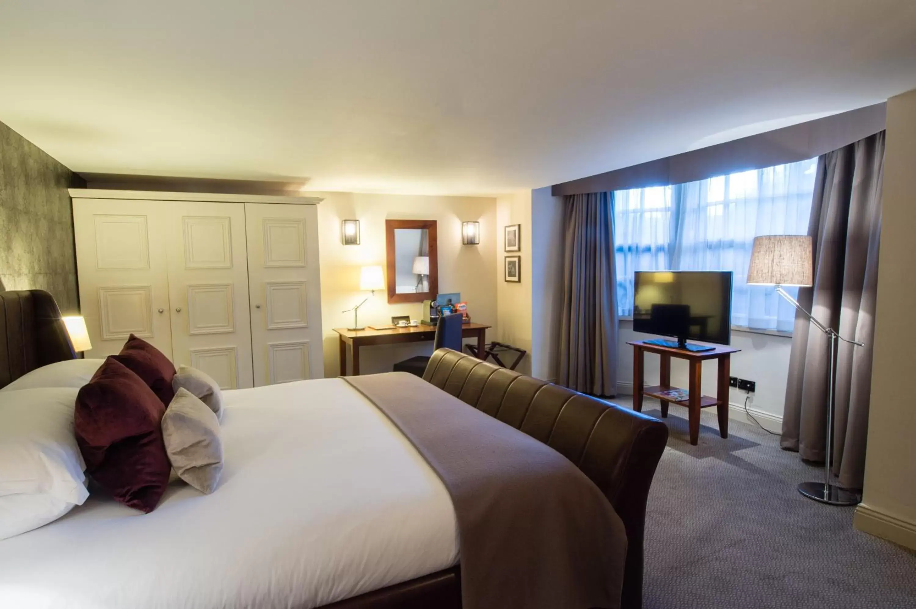 Bed, TV/Entertainment Center in Hotel du Vin & Bistro Harrogate