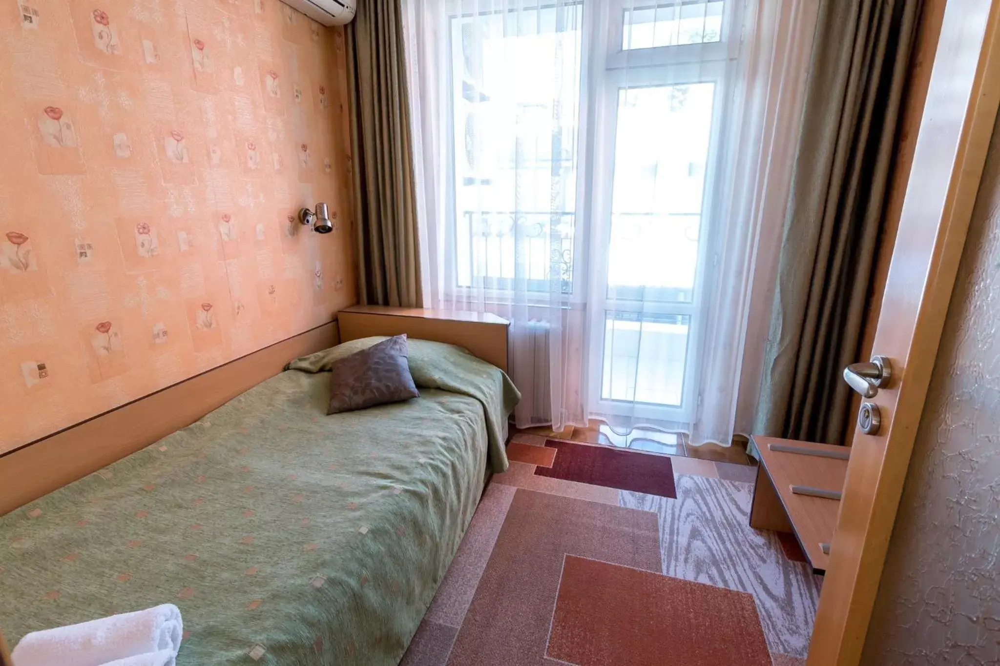 Photo of the whole room, Bed in Noviz Hotel