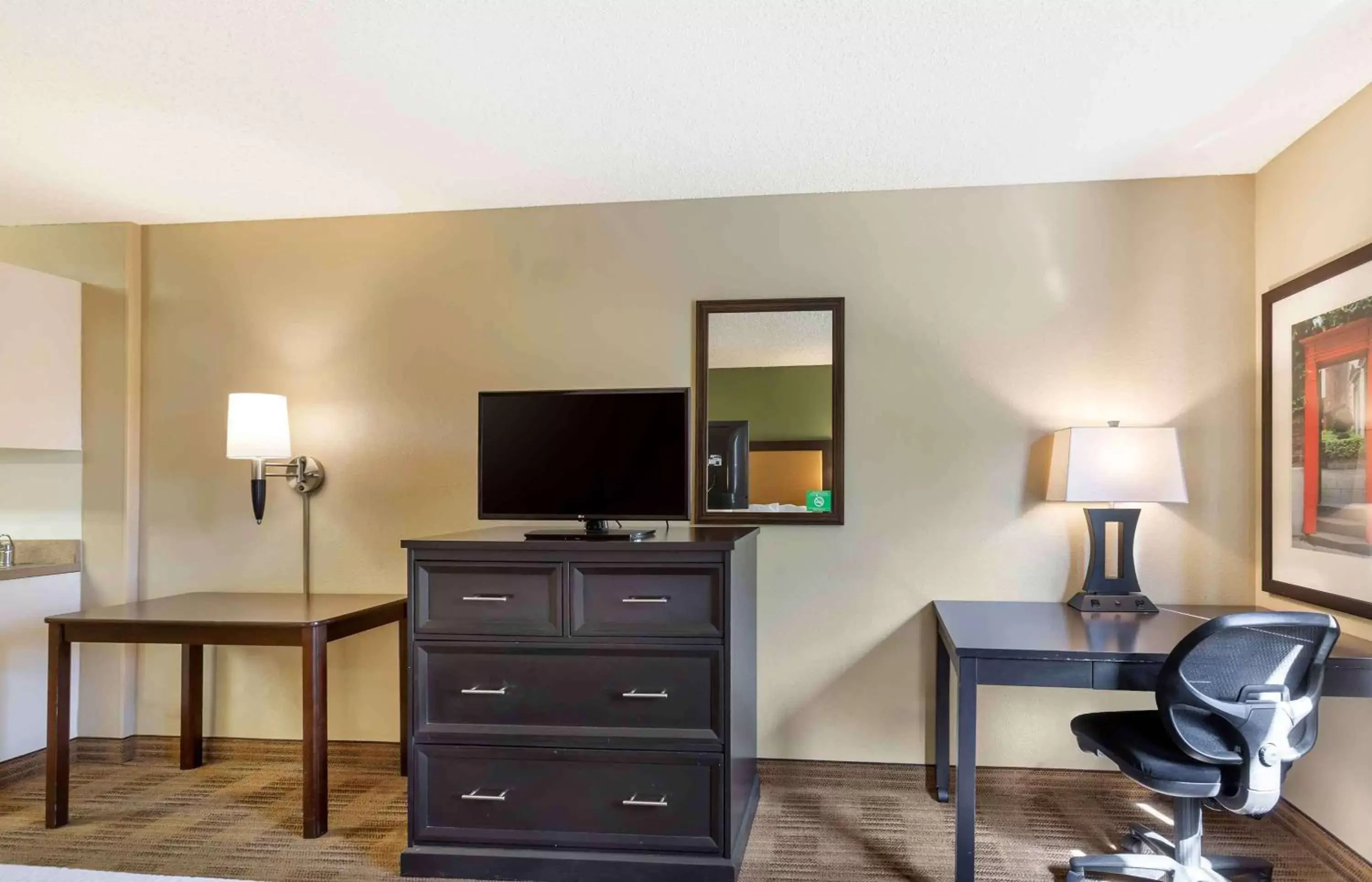 Bedroom, TV/Entertainment Center in Extended Stay America Suites - Boise - Airport