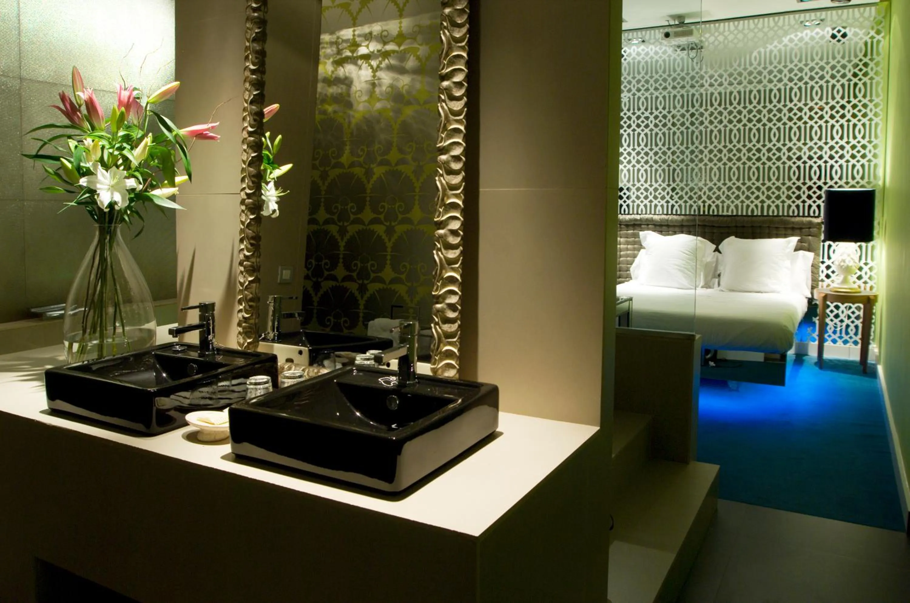 Bathroom, Bed in Abalú Design Boutique Hotel Gran Via