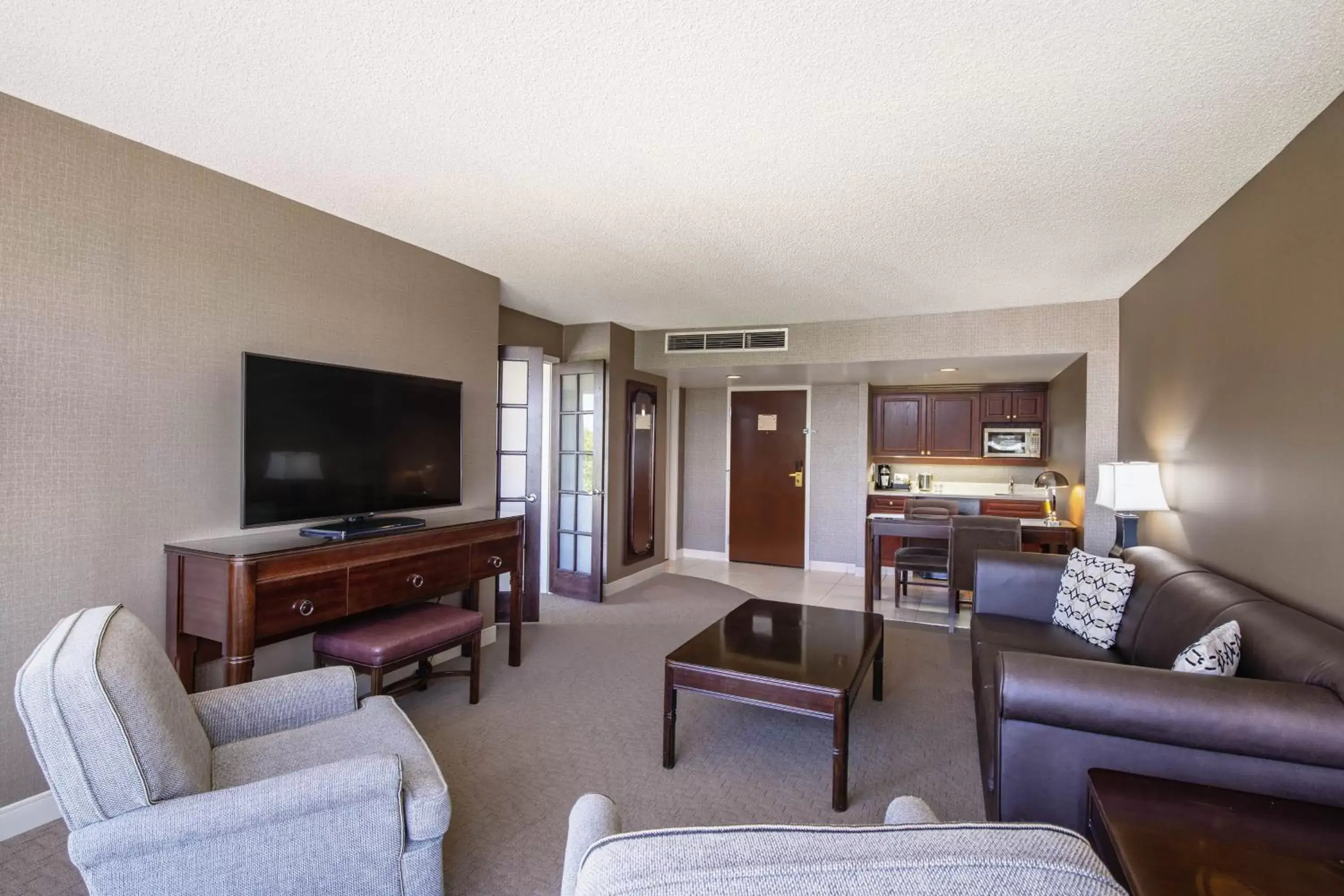 Living room, Seating Area in Red Deer Resort & Casino