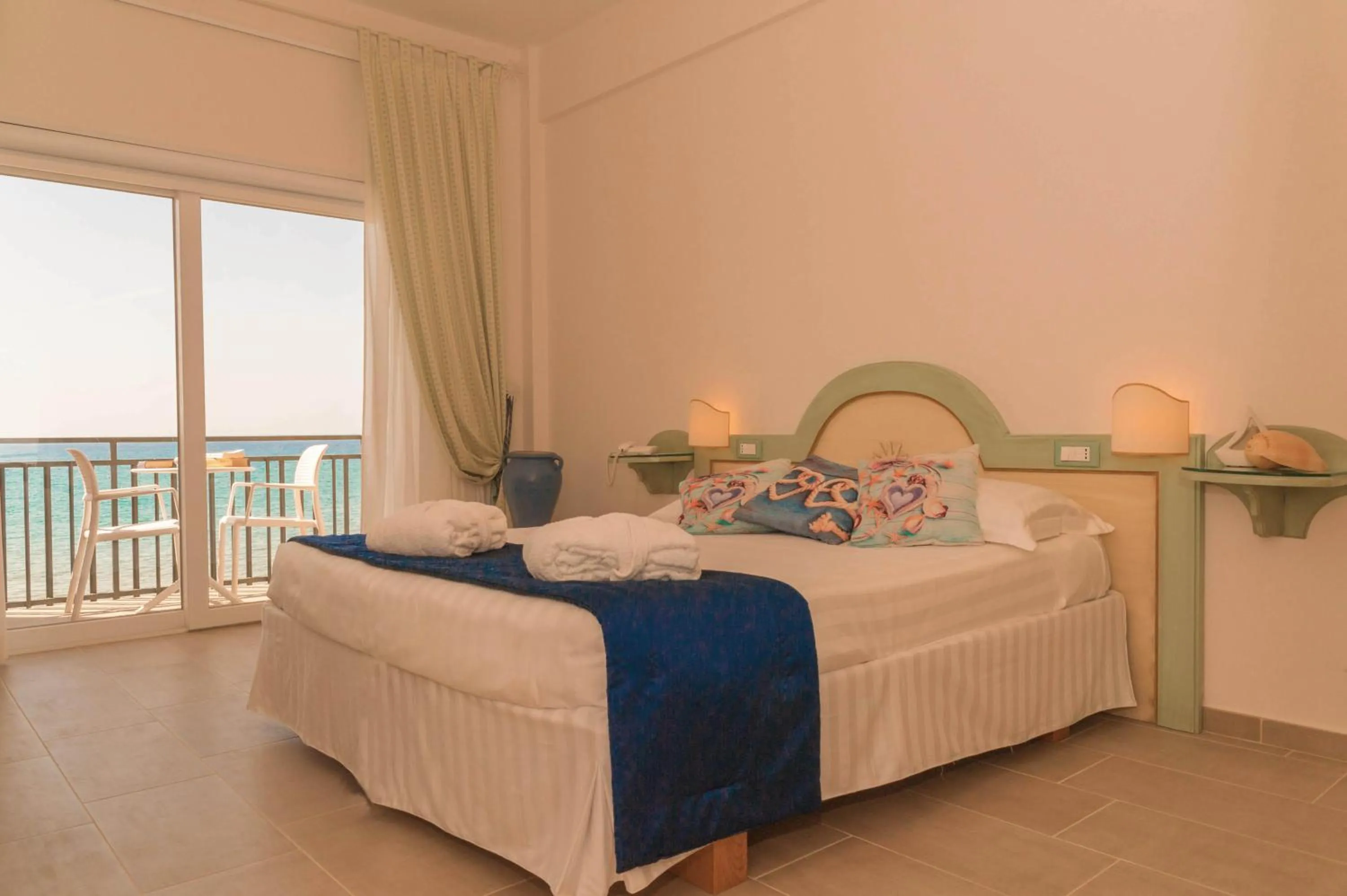 Photo of the whole room, Bed in Summit Hotel