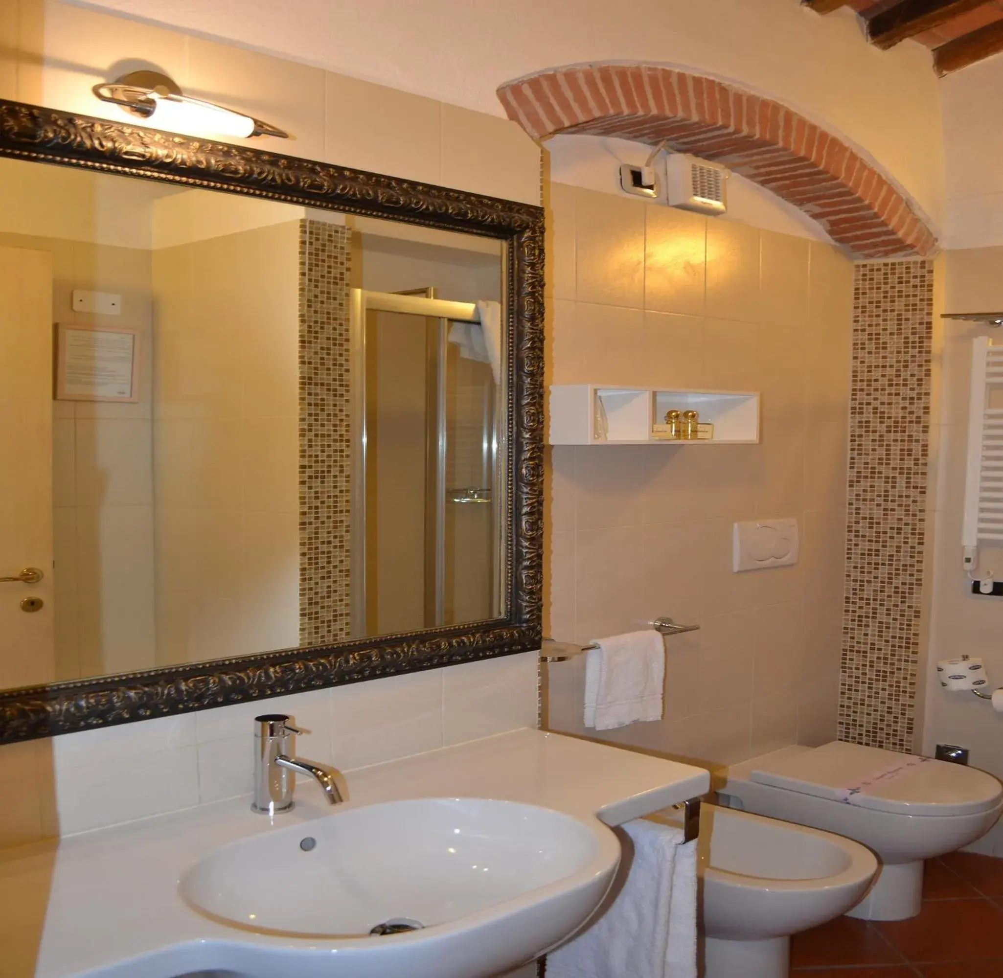 Shower, Bathroom in Calidario Terme Etrusche
