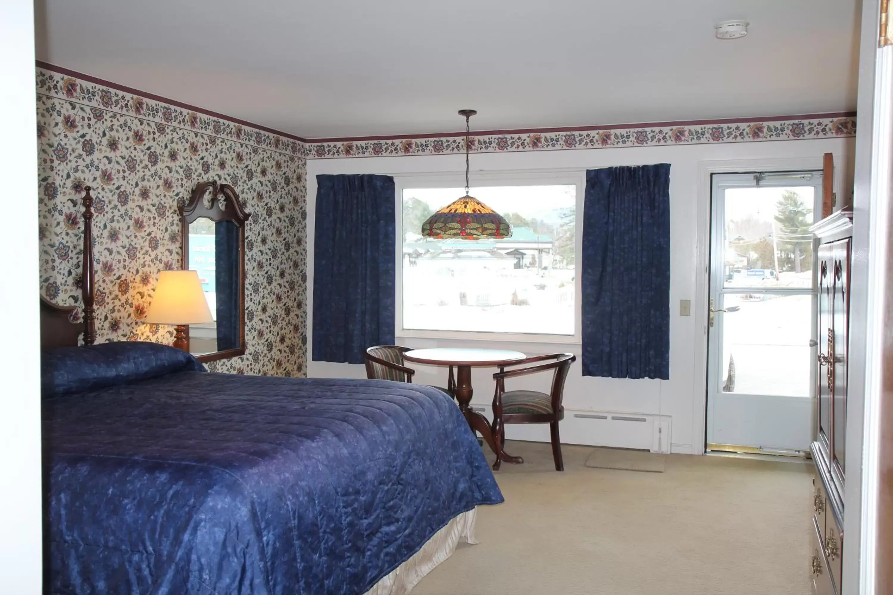 Bedroom in Sara Placid Inn & Suites