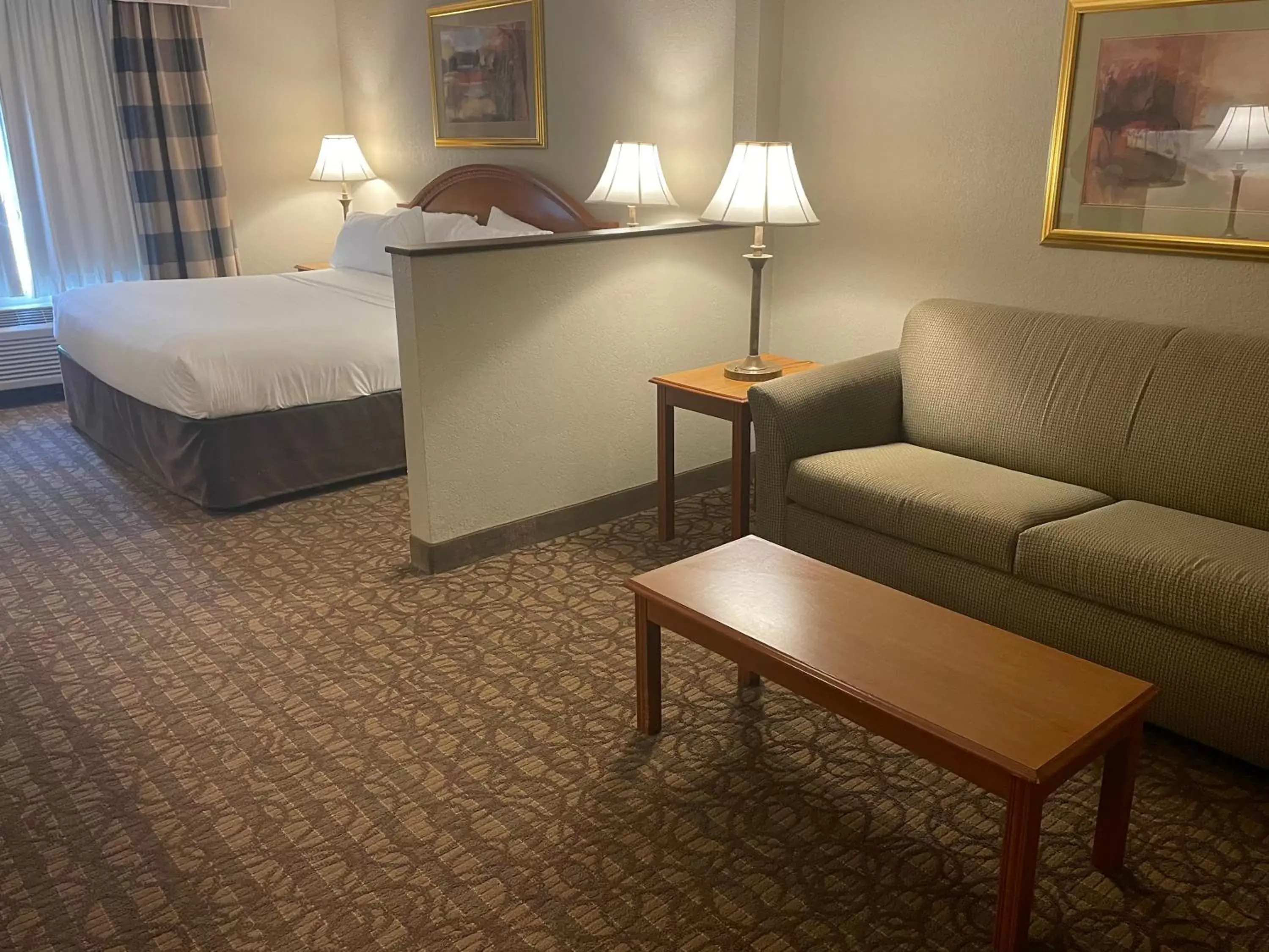 Bed in Days Inn & Suites by Wyndham La Crosse-Onalaska