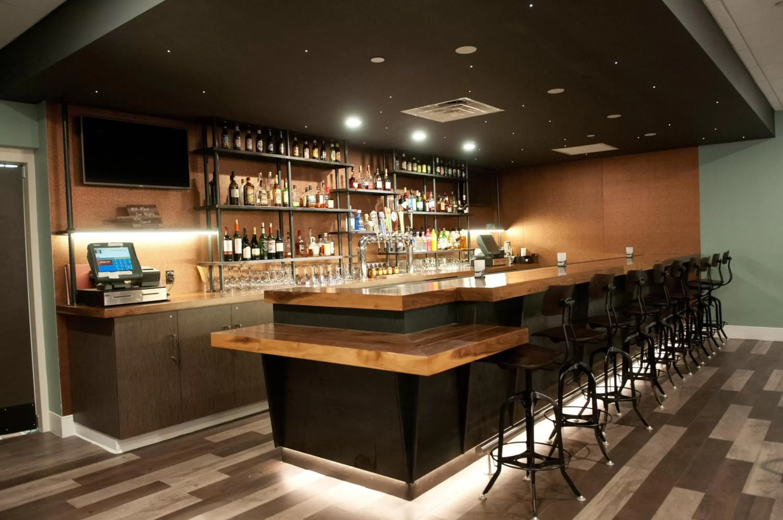 Lounge or bar, Lounge/Bar in Crowne Plaza Hotel and Suites Pittsburgh South, an IHG Hotel