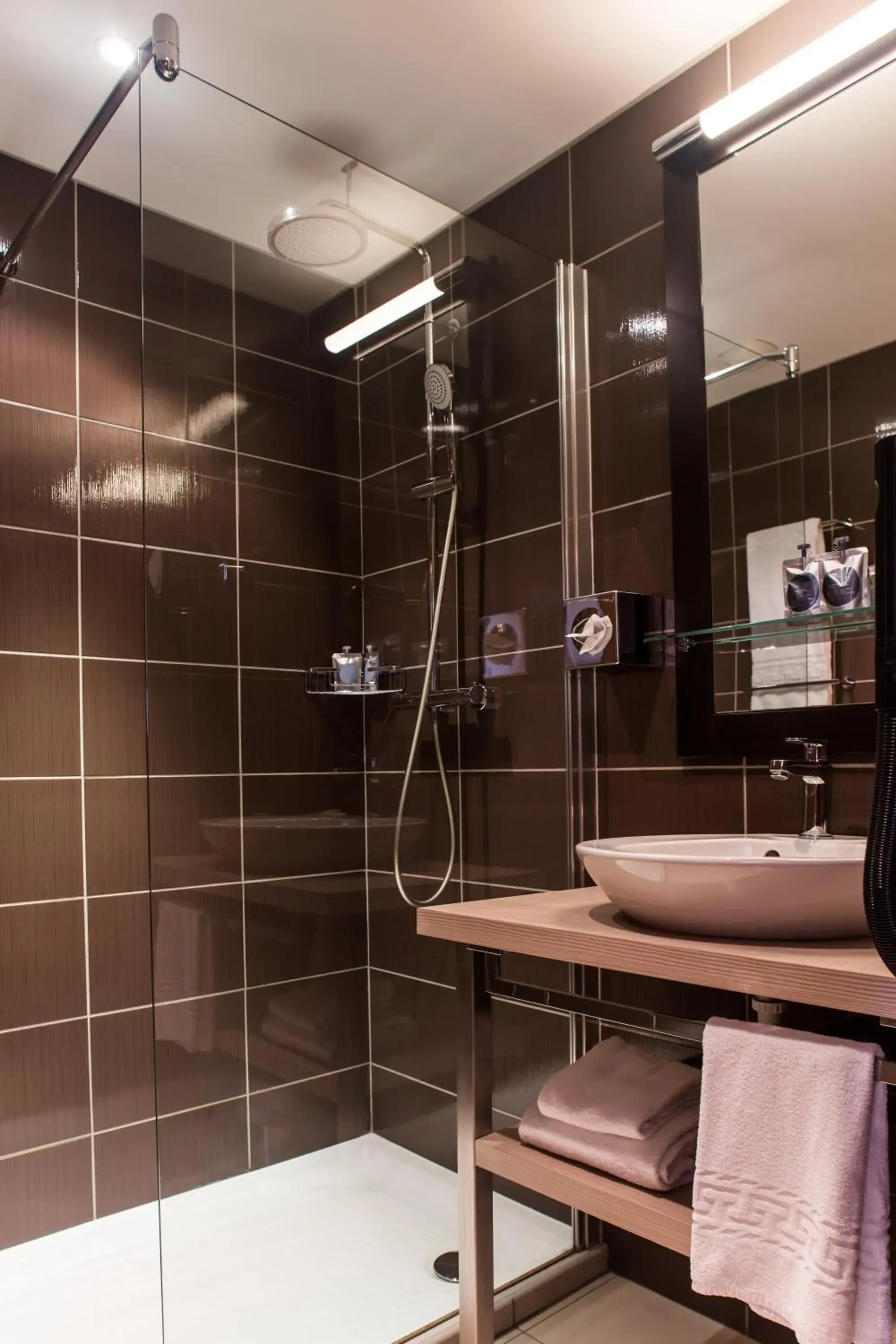 Shower, Bathroom in Kyriad Prestige Dijon Nord - Valmy