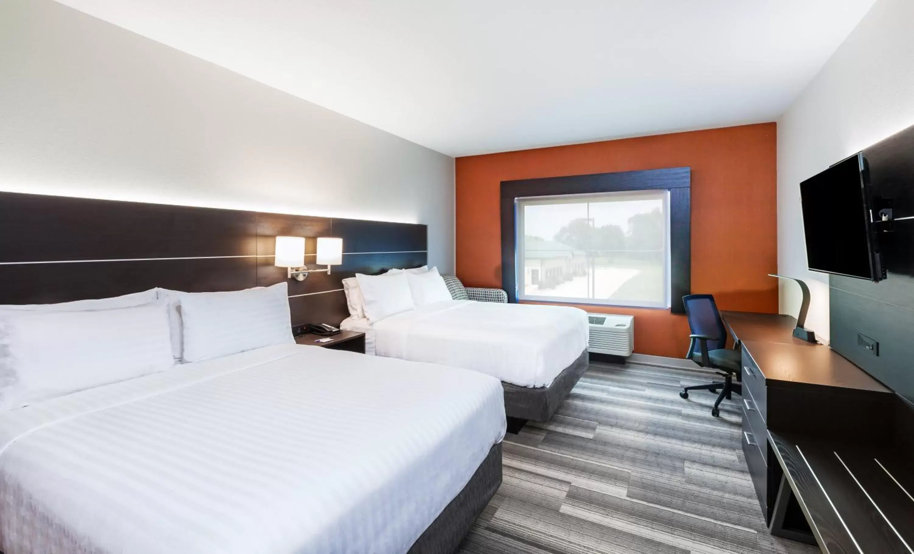 Photo of the whole room, Bed in Holiday Inn Express & Suites - Coffeyville, an IHG Hotel