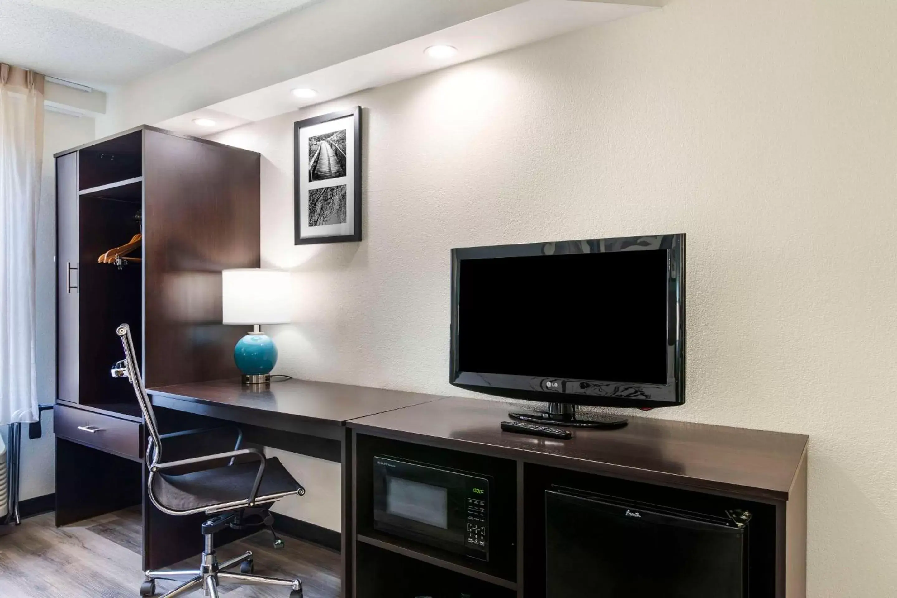 Bedroom, TV/Entertainment Center in Sleep Inn Mount Pleasant - Charleston