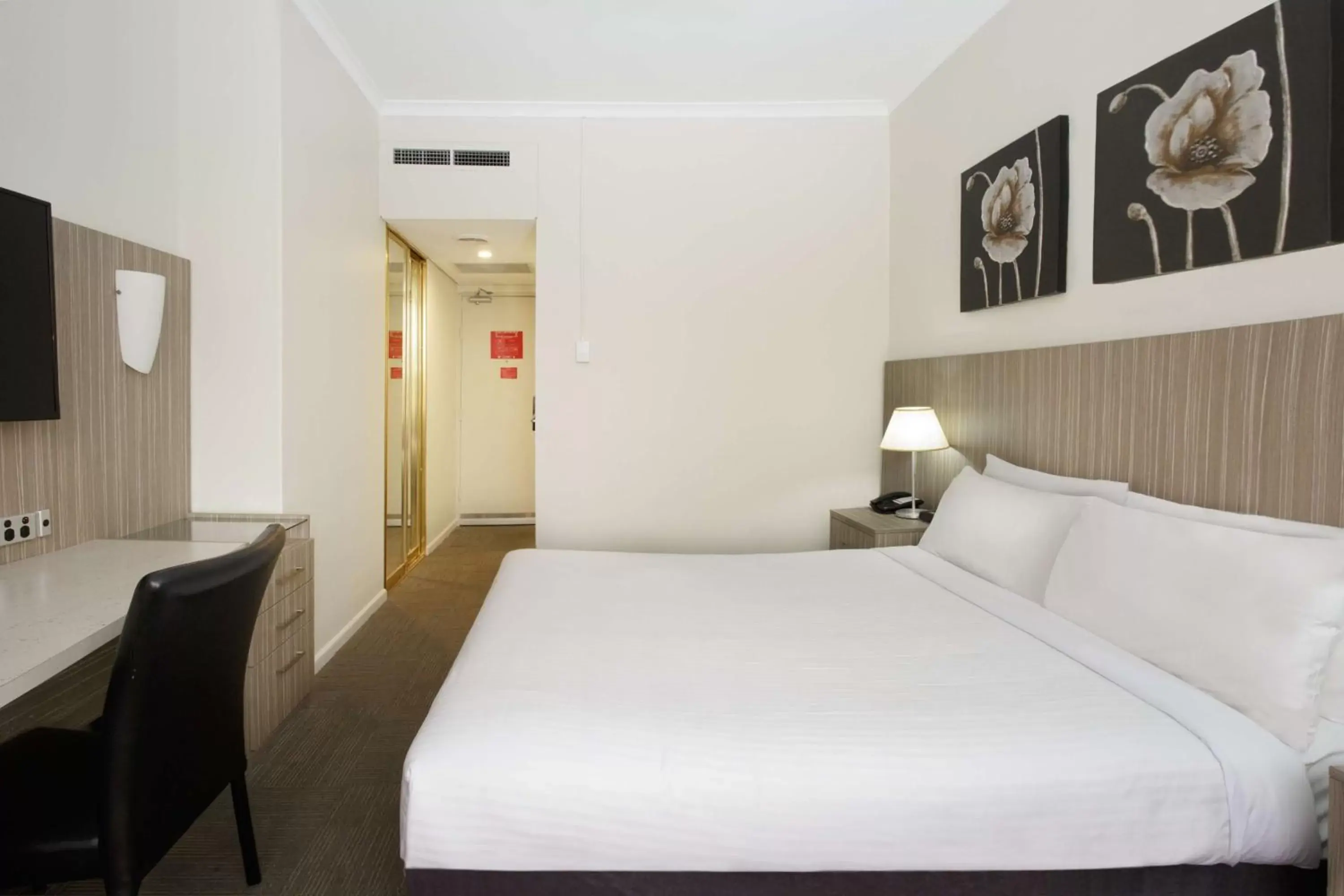 Bed in Metro Hotel Marlow Sydney Central