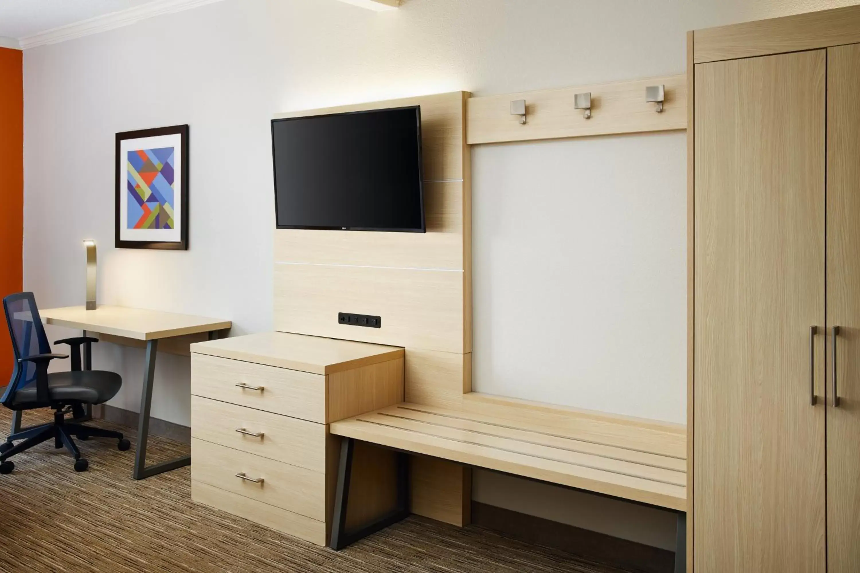 Photo of the whole room, TV/Entertainment Center in Holiday Inn Express & Suites Bonifay, an IHG Hotel