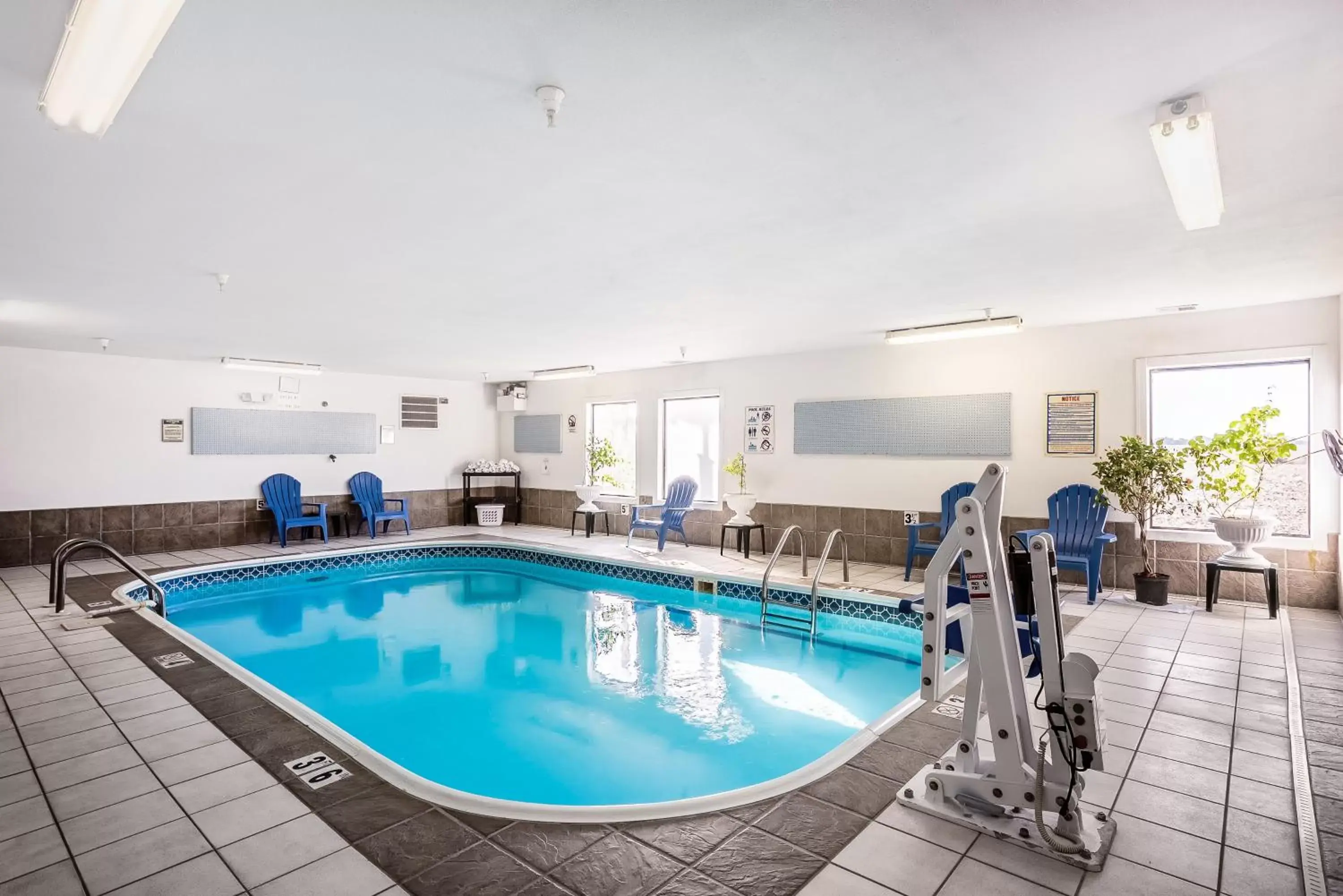 Swimming Pool in Americas Best Value Inn-Galesburg