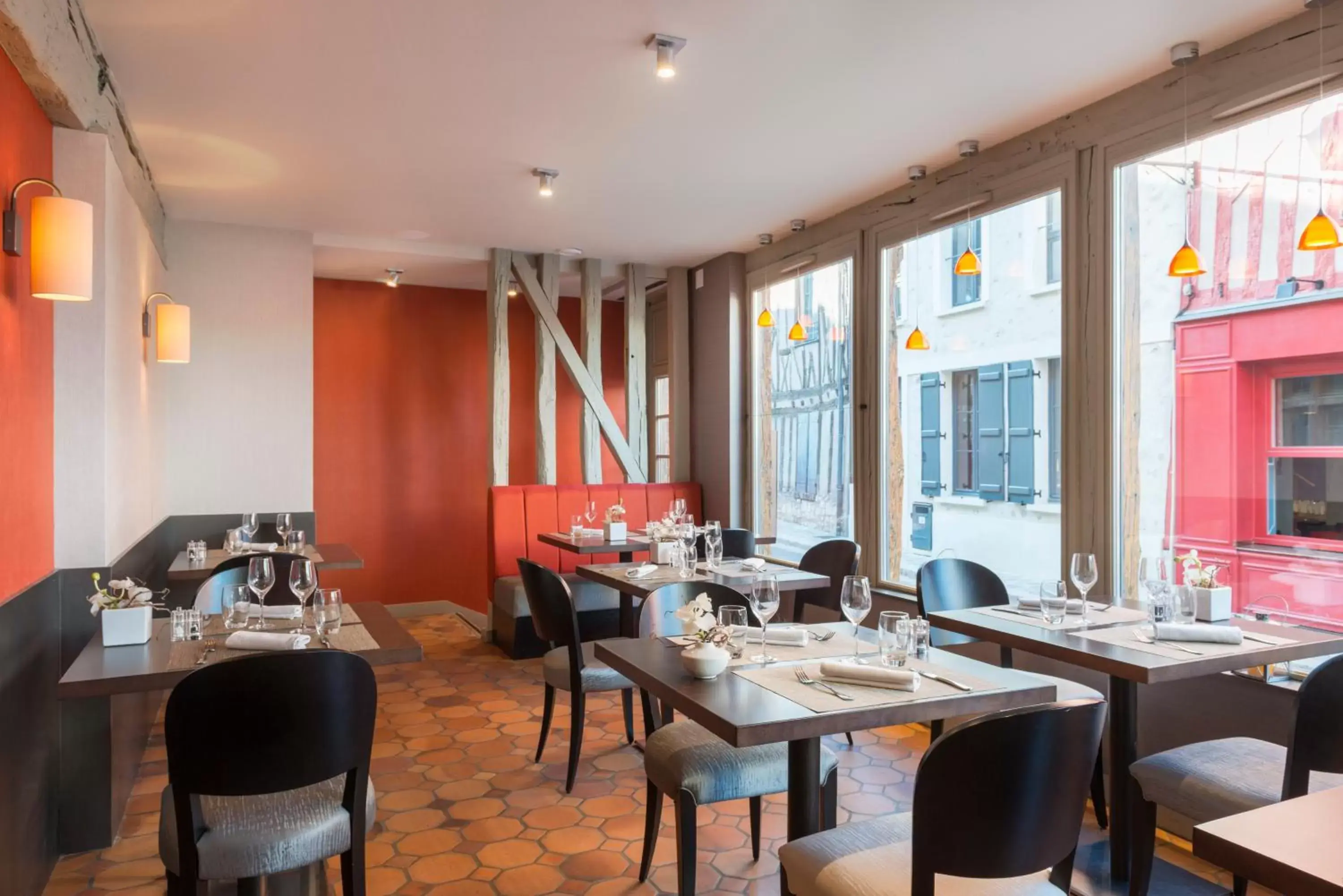 Restaurant/Places to Eat in Hôtel Aux Vieux Remparts, The Originals Relais