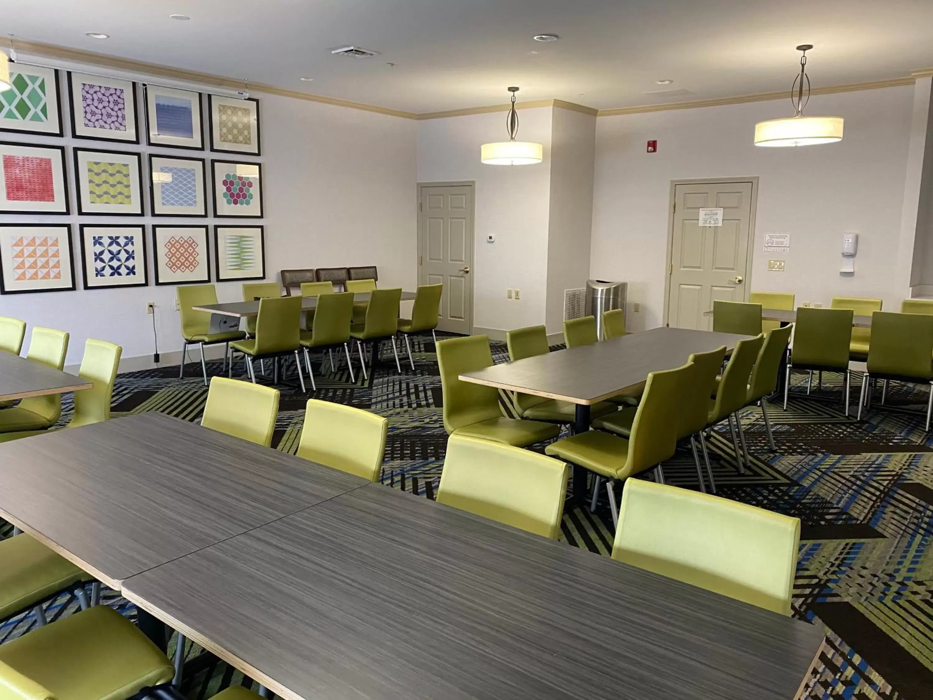 Meeting/conference room, Restaurant/Places to Eat in Holiday Inn Express & Suites Indianapolis North - Carmel, an IHG Hotel