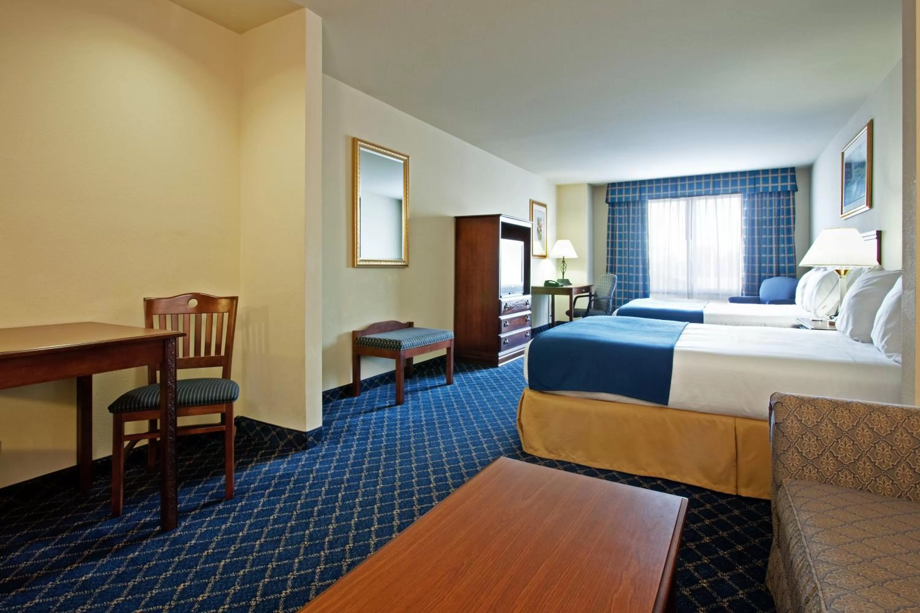 Photo of the whole room, Bed in Holiday Inn Express Hotel & Suites Paragould by IHG
