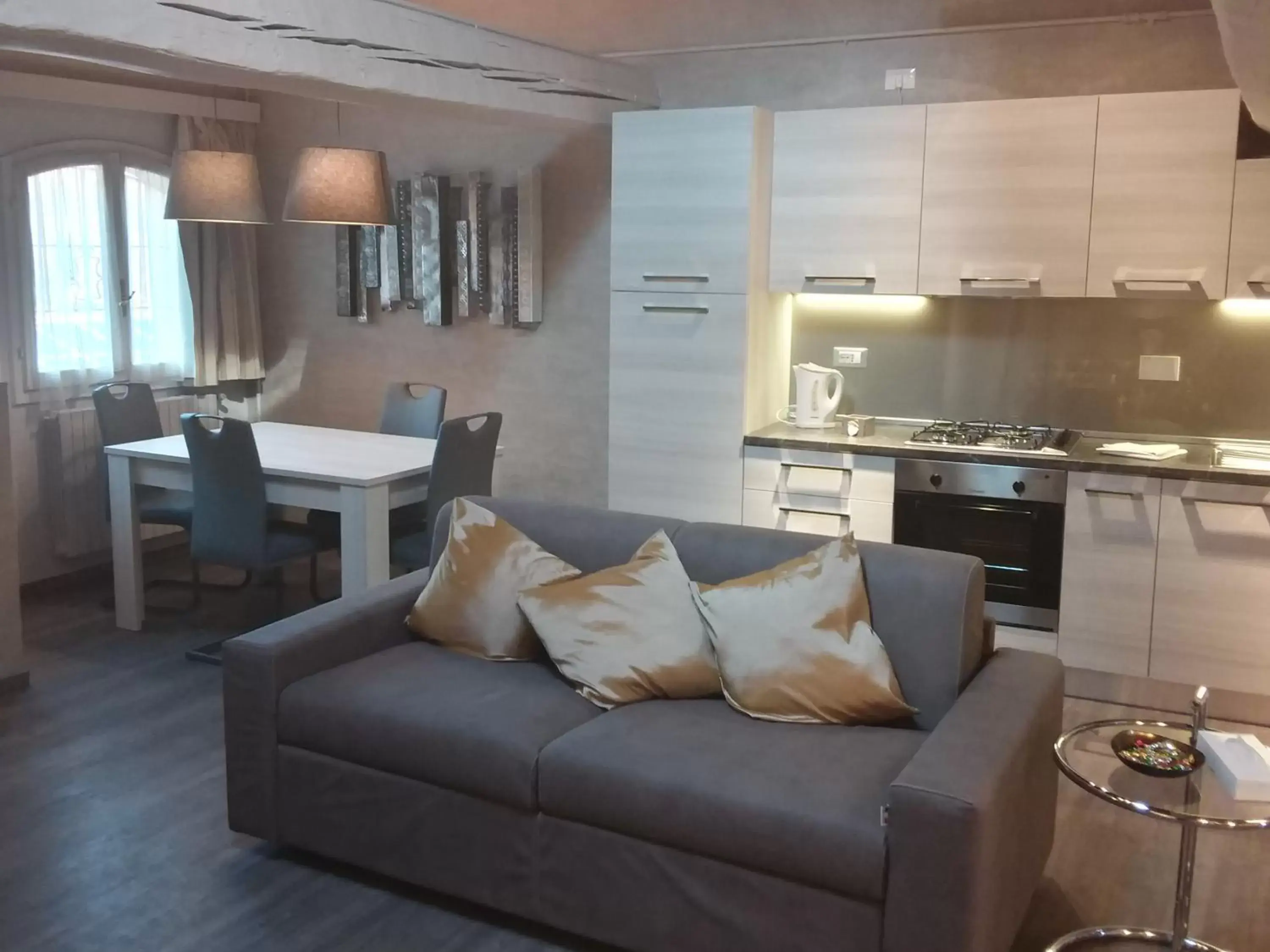 Kitchen or kitchenette, Seating Area in Hotel Centrale