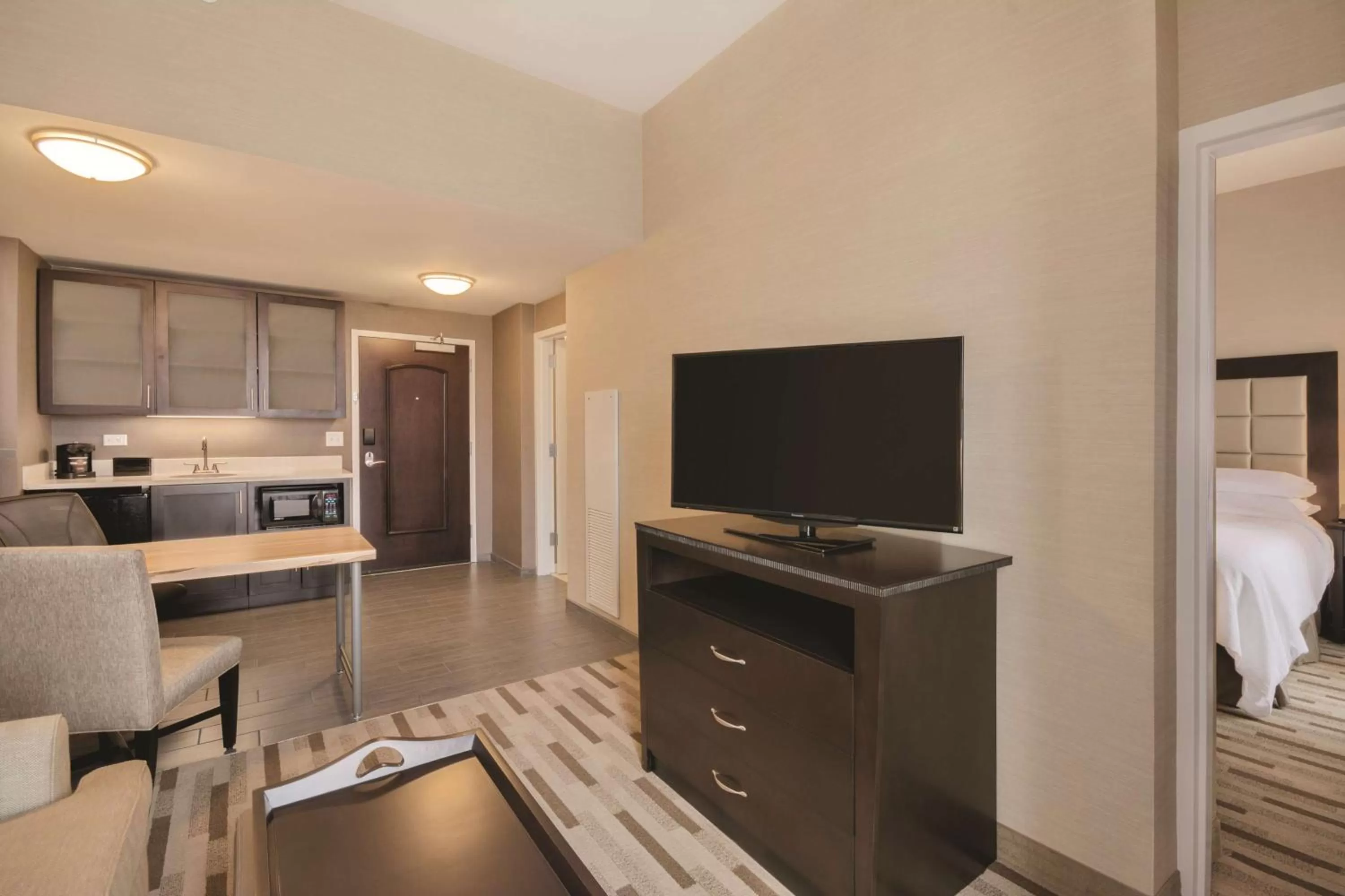 Living room, Bed in Embassy Suites by Hilton Tuscaloosa Alabama Downtown