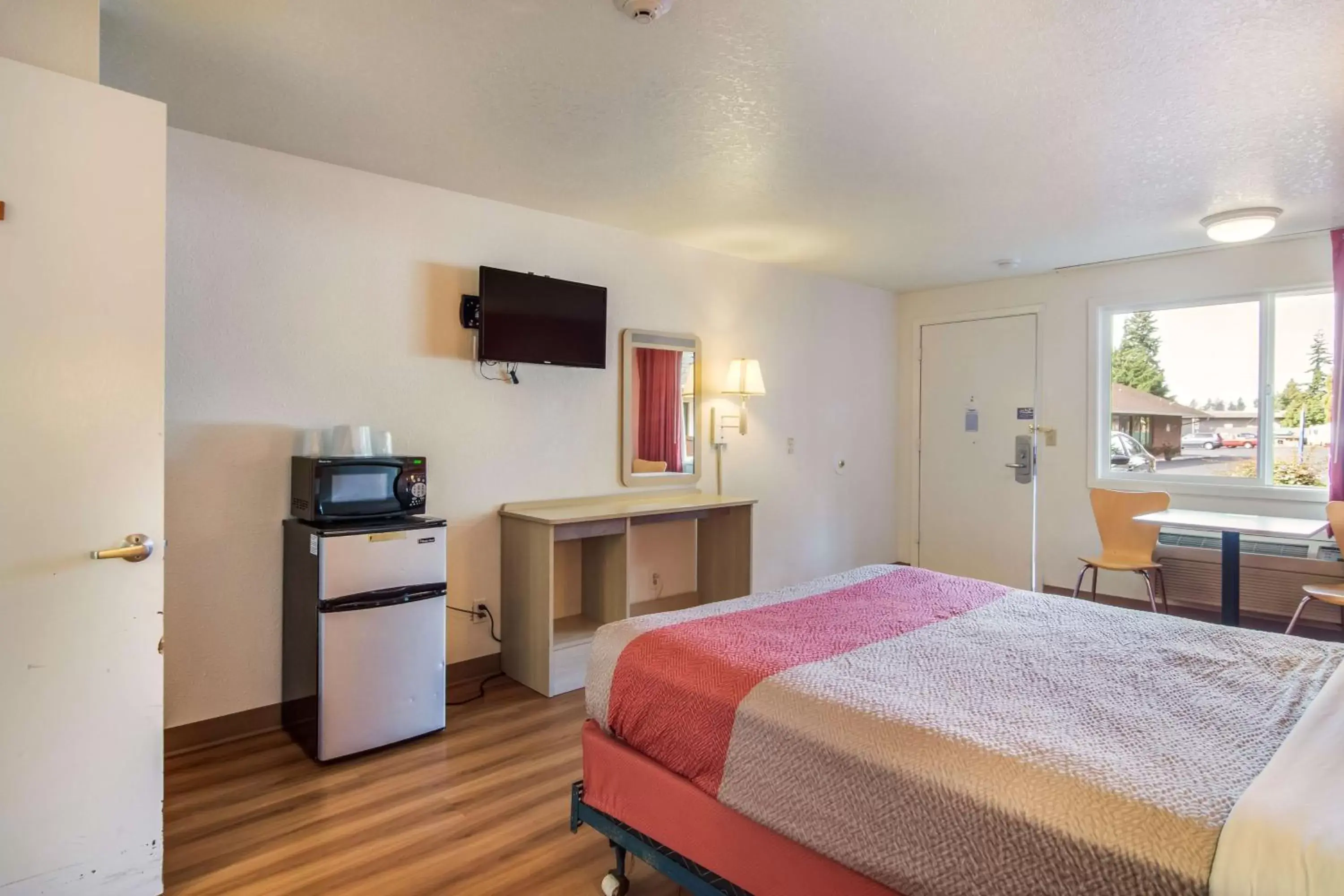 Bedroom, TV/Entertainment Center in Motel 6-Vancouver, WA